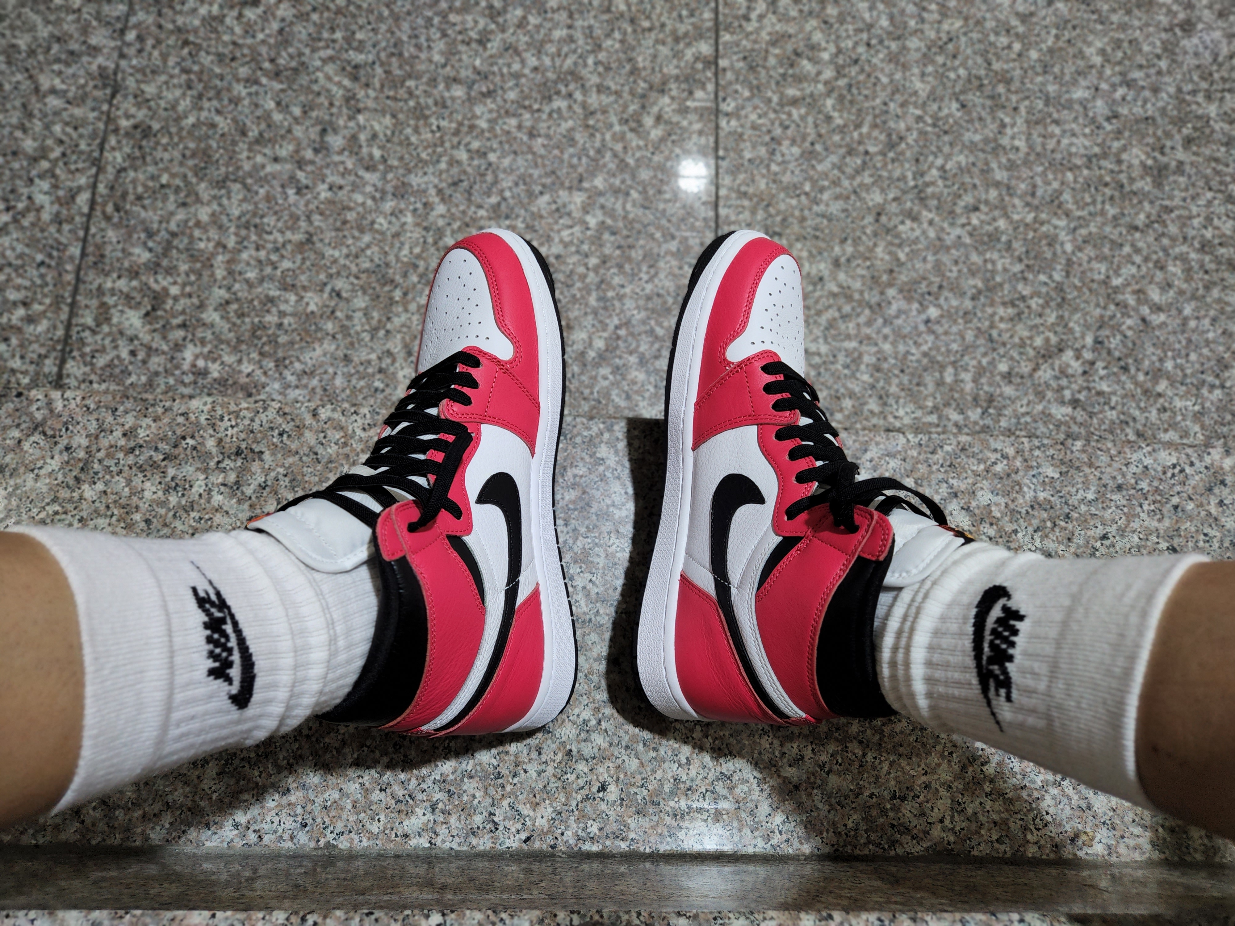 Jordan 1 Retro High OG Light Fusion Red 착용 스타일 - 4