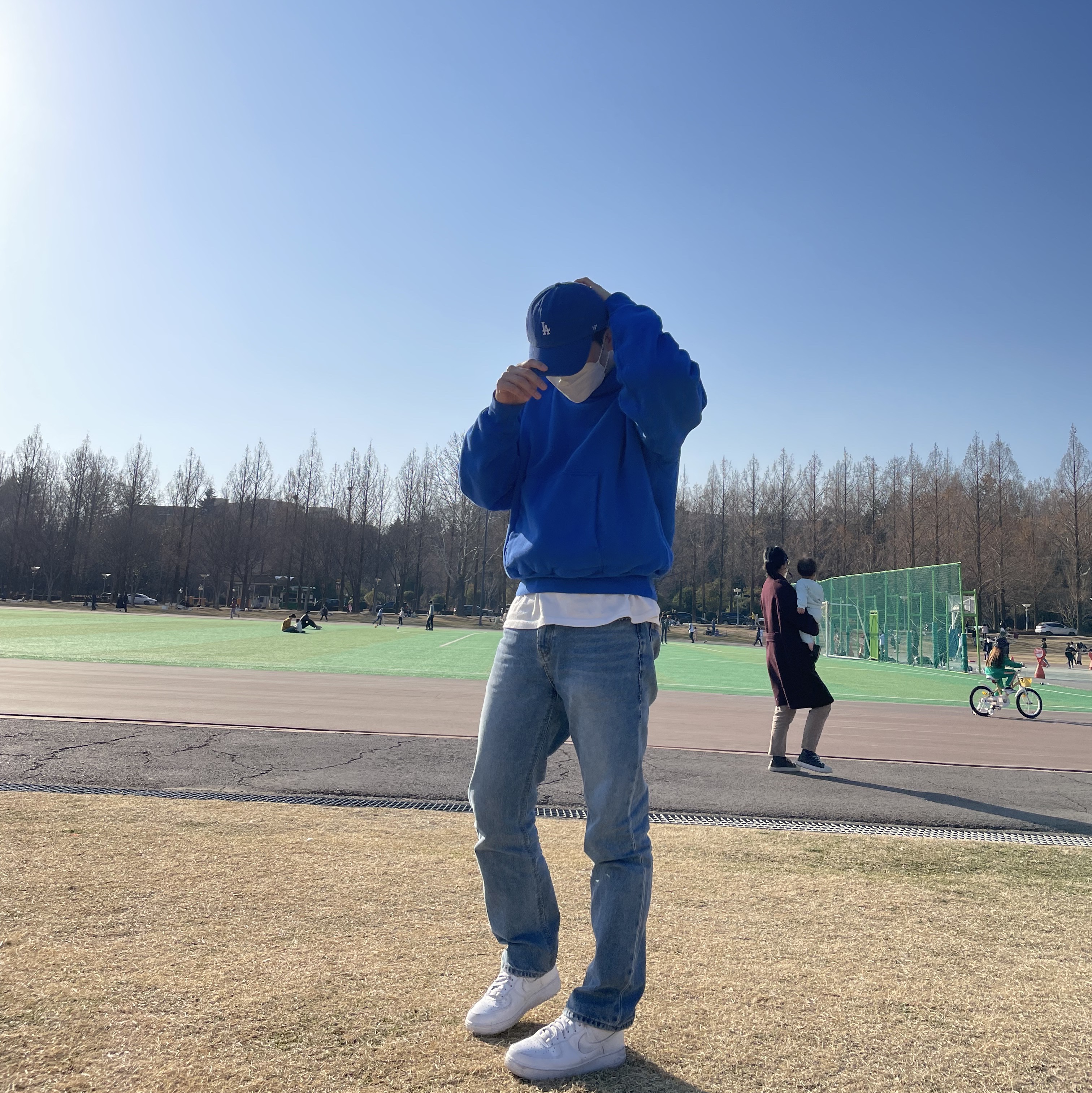 Yeezy Gap Hoodie Blue, Nike Air Force 1 '07 Low White 착용 스타일