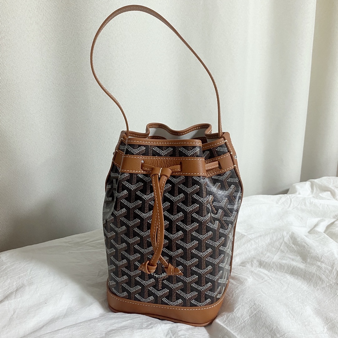 Goyard Petit Flot Bucket Bag Black Tan 착용 스타일