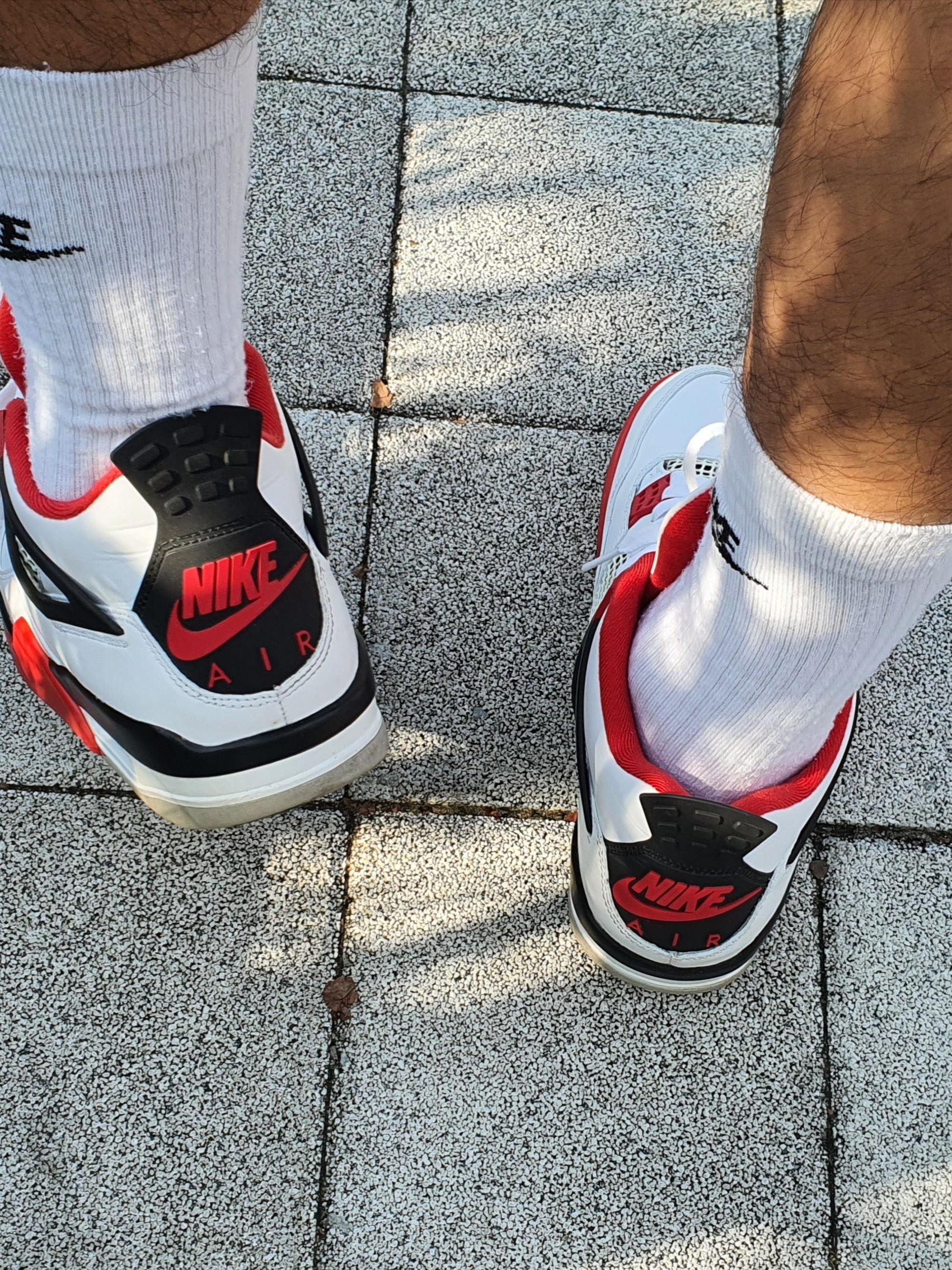 Jordan 4 Retro OG Fire Red 2020 착용 스타일 - 2