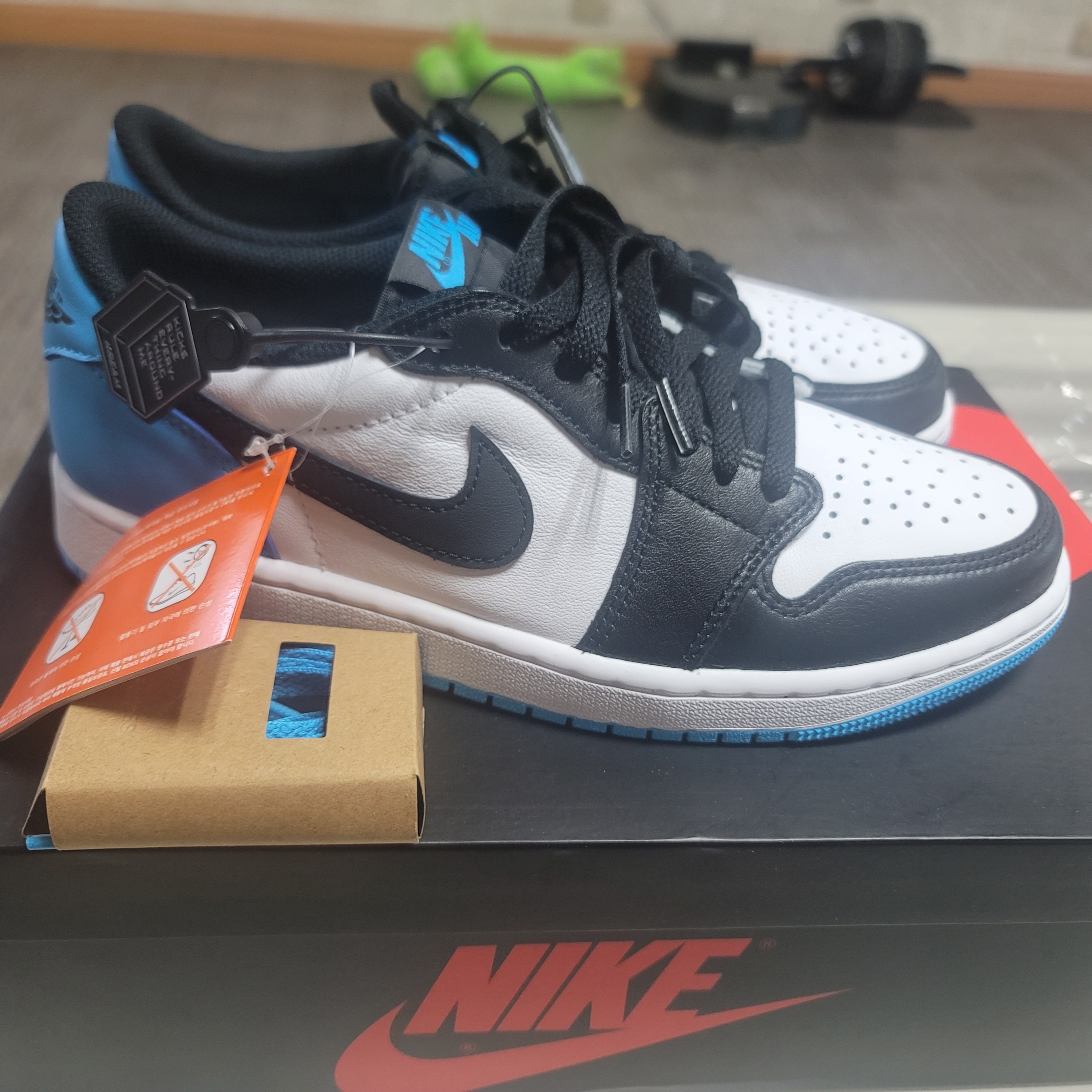 Jordan 1 Retro Low OG Black and Dark Powder Blue 착용 스타일 - 4
