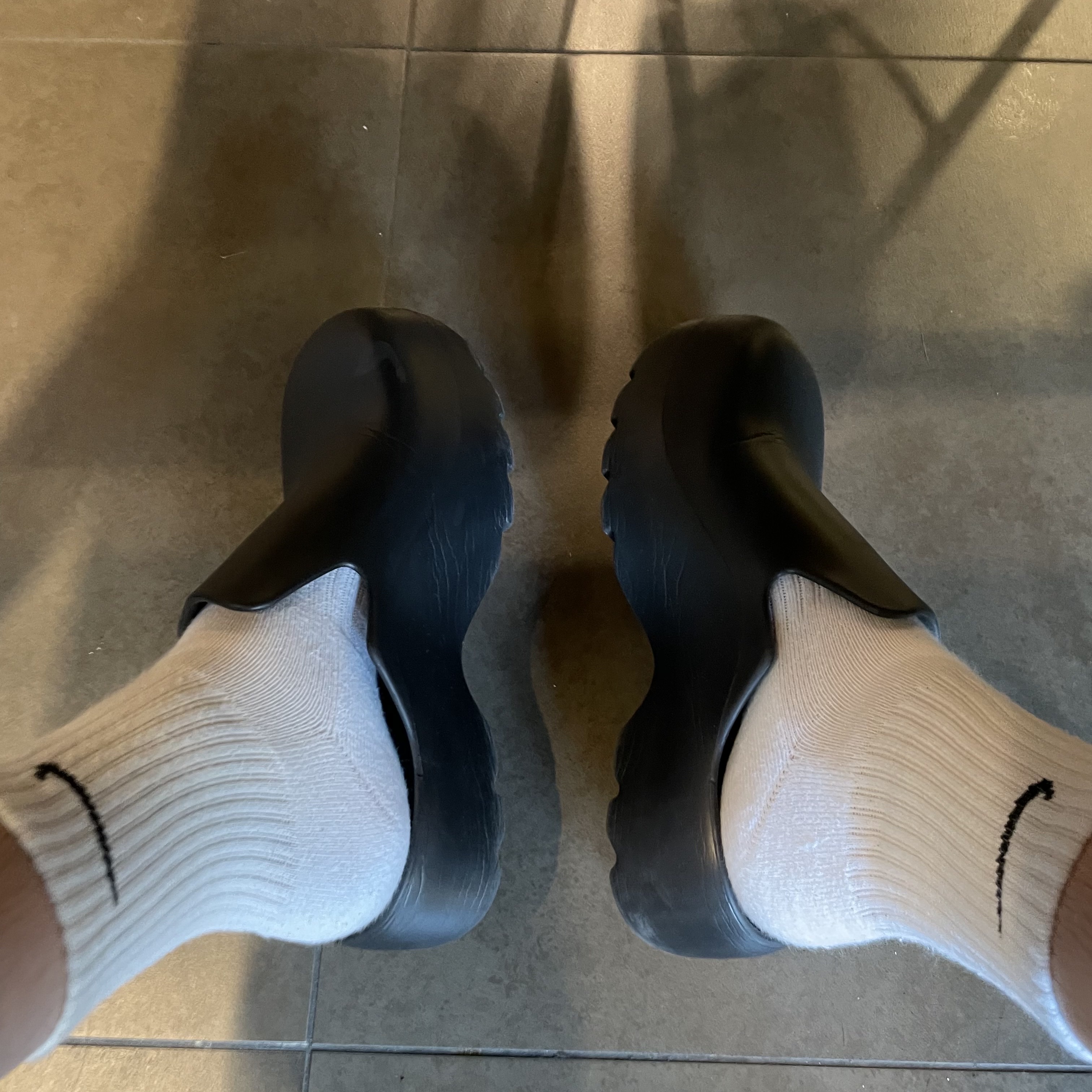 Bottega Veneta Rubber Flash Clog Black 착용 스타일