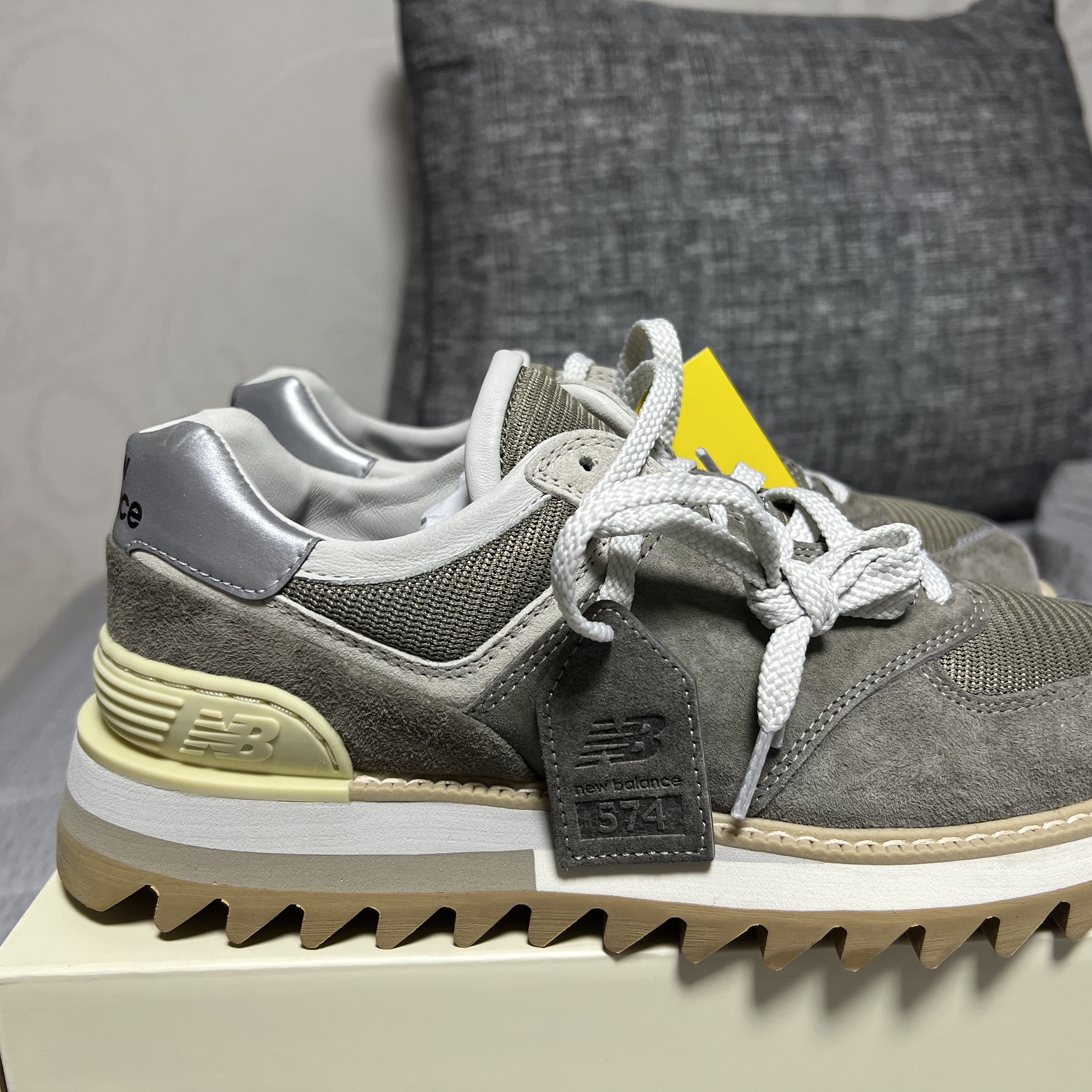 New Balance x Tokyo Design Studio 574 Grey Dune 착용 스타일 - 2