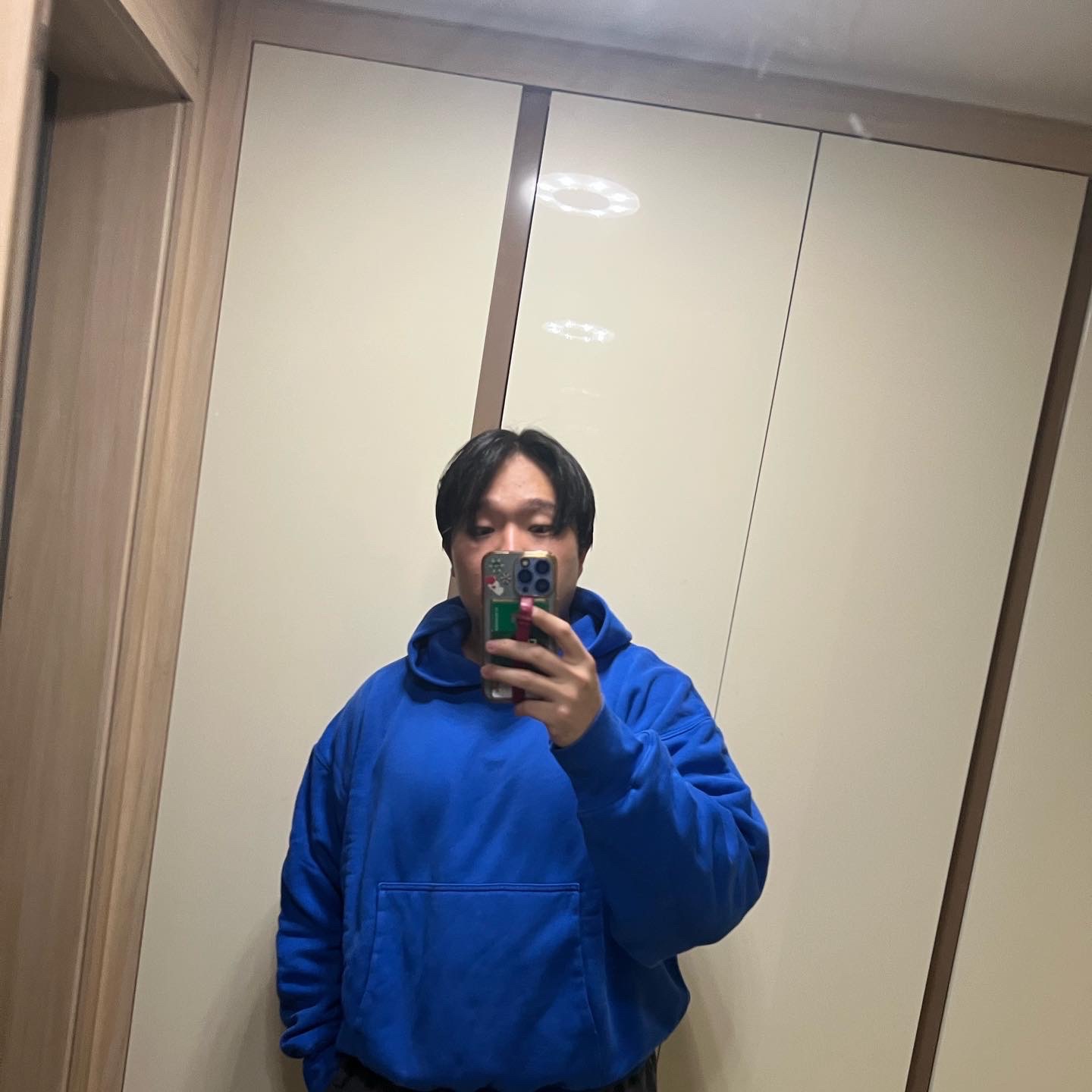 Yeezy Gap Hoodie Blue 착용 스타일 - 2