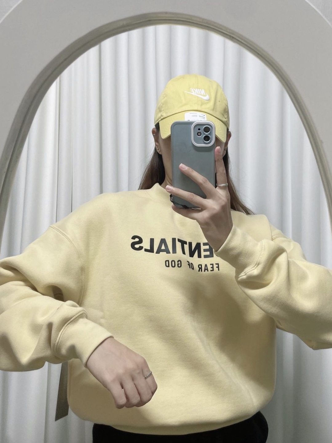 (Kids) Essentials Logo Print Pullover Crewneck Sweatshirt Garden Glove - Mr. Porter Exclusive 착용 스타일 - 2