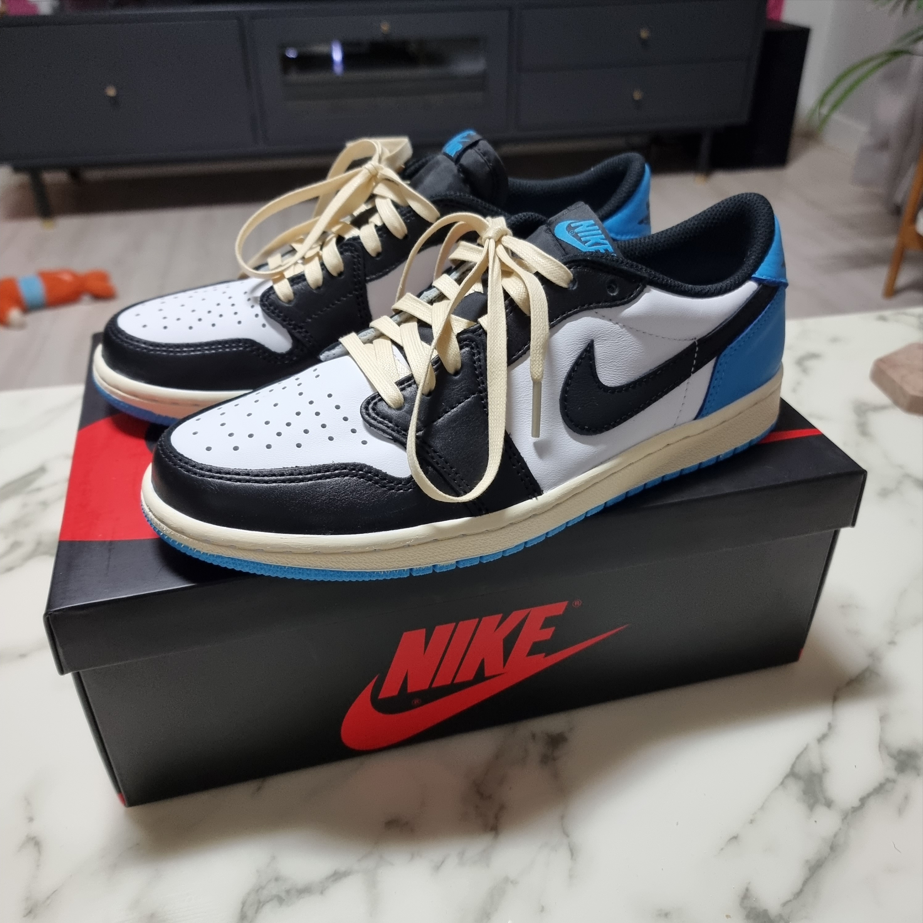 Jordan 1 Retro Low OG Black and Dark Powder Blue 착용 스타일 - 3