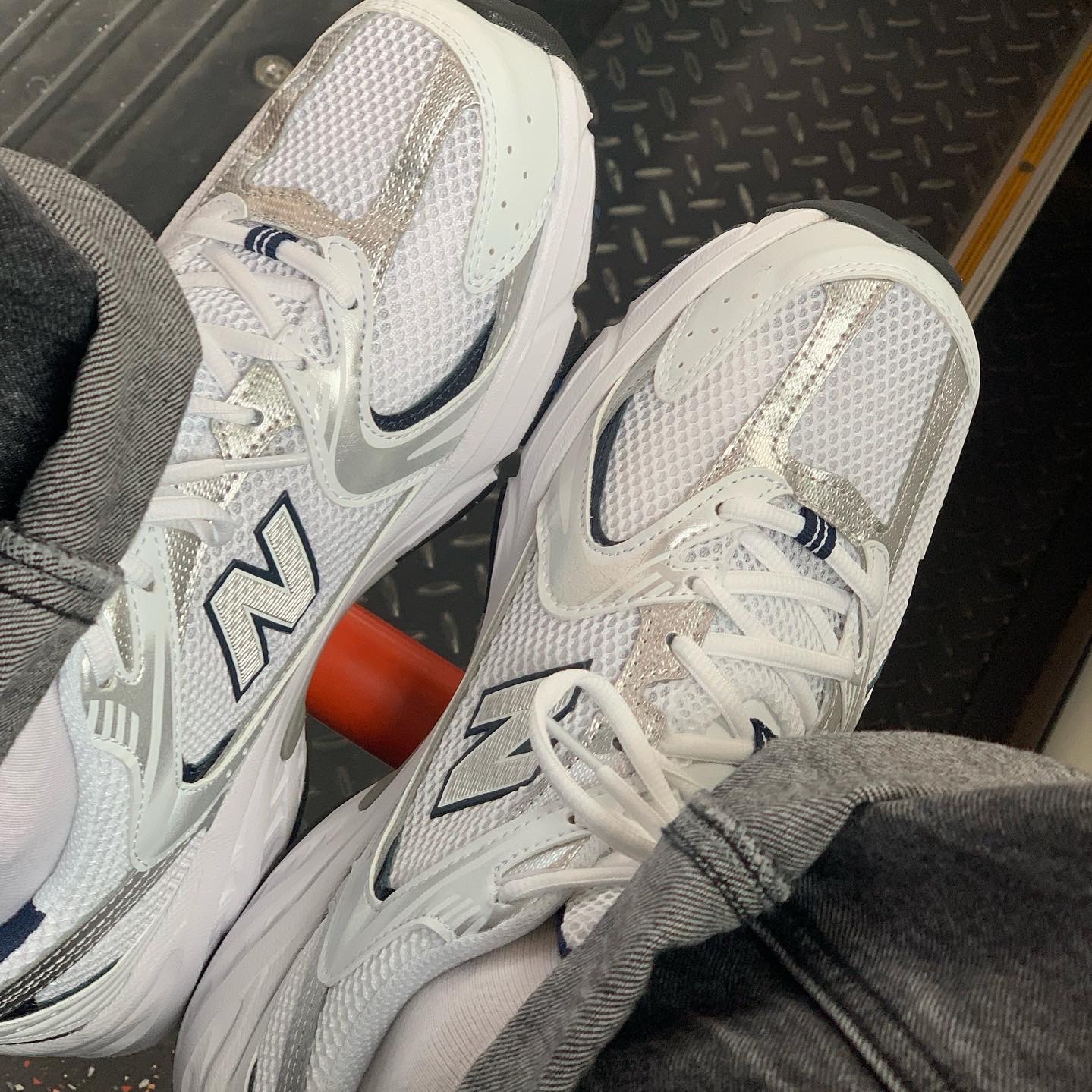 New Balance 530 White 착용 스타일
