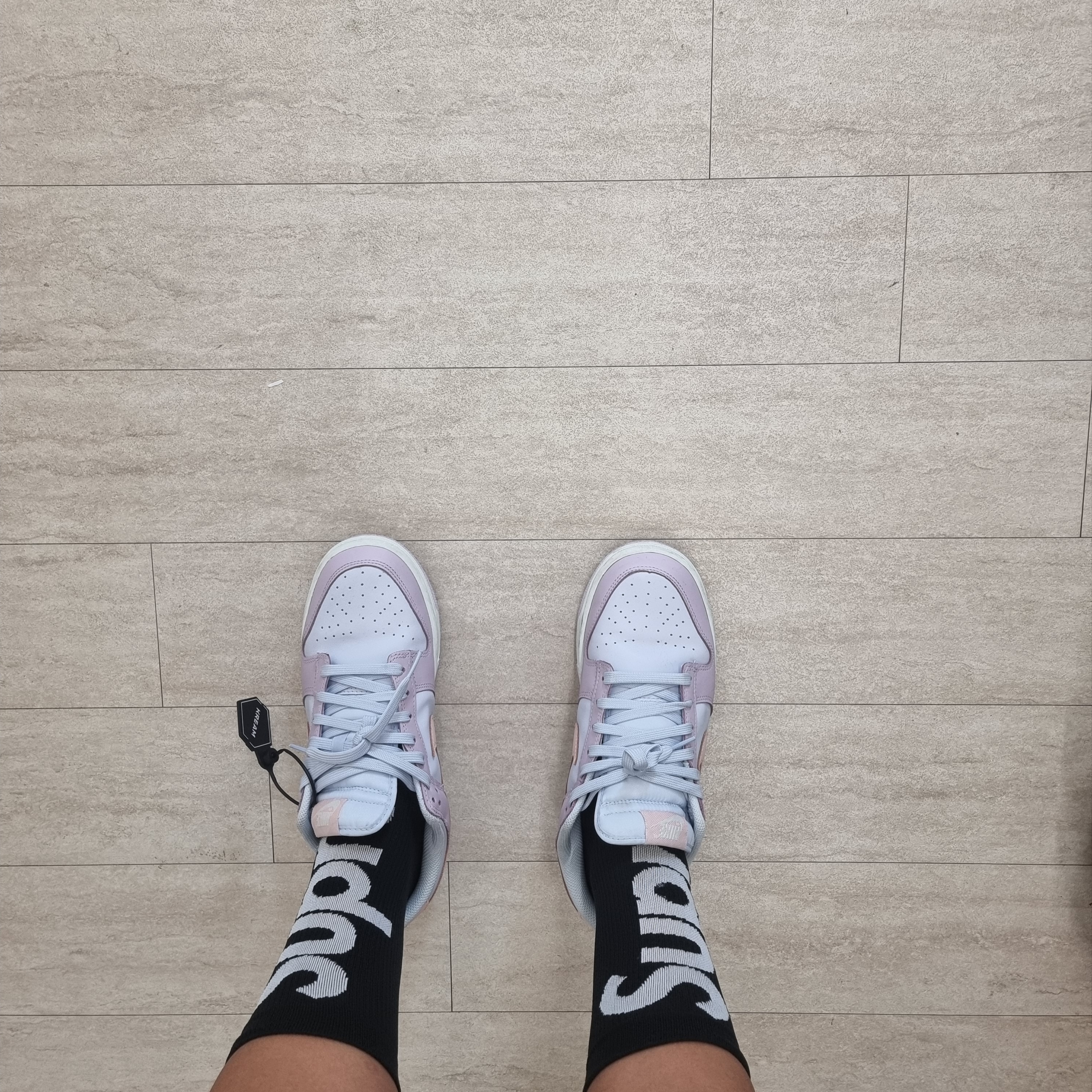 (W) Nike Dunk Low Atmosphere Pink, Supreme x Nike Lightweight Crew Socks Black (1 Pack) 착용 스타일