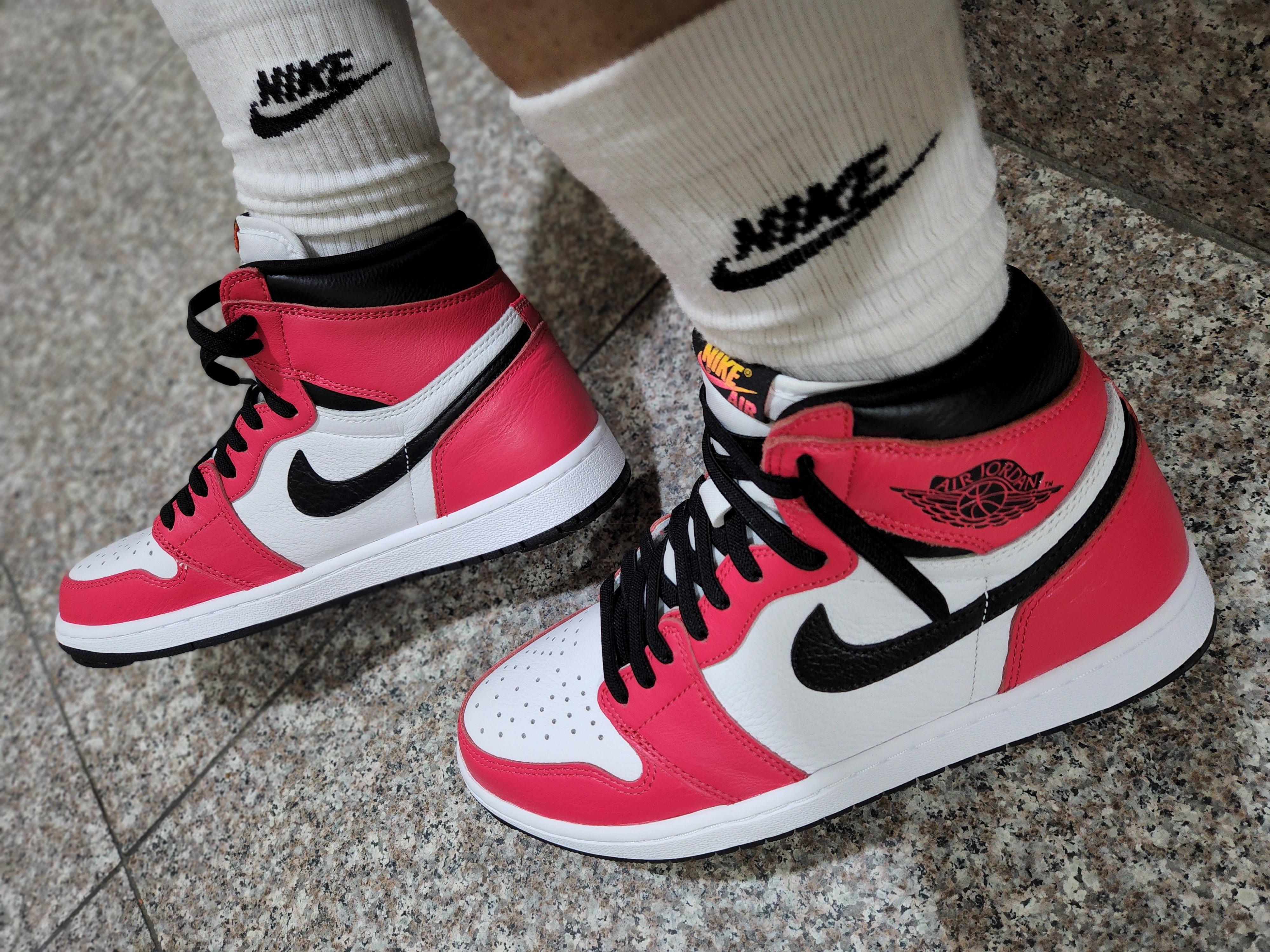 Jordan 1 Retro High OG Light Fusion Red 착용 스타일 - 2