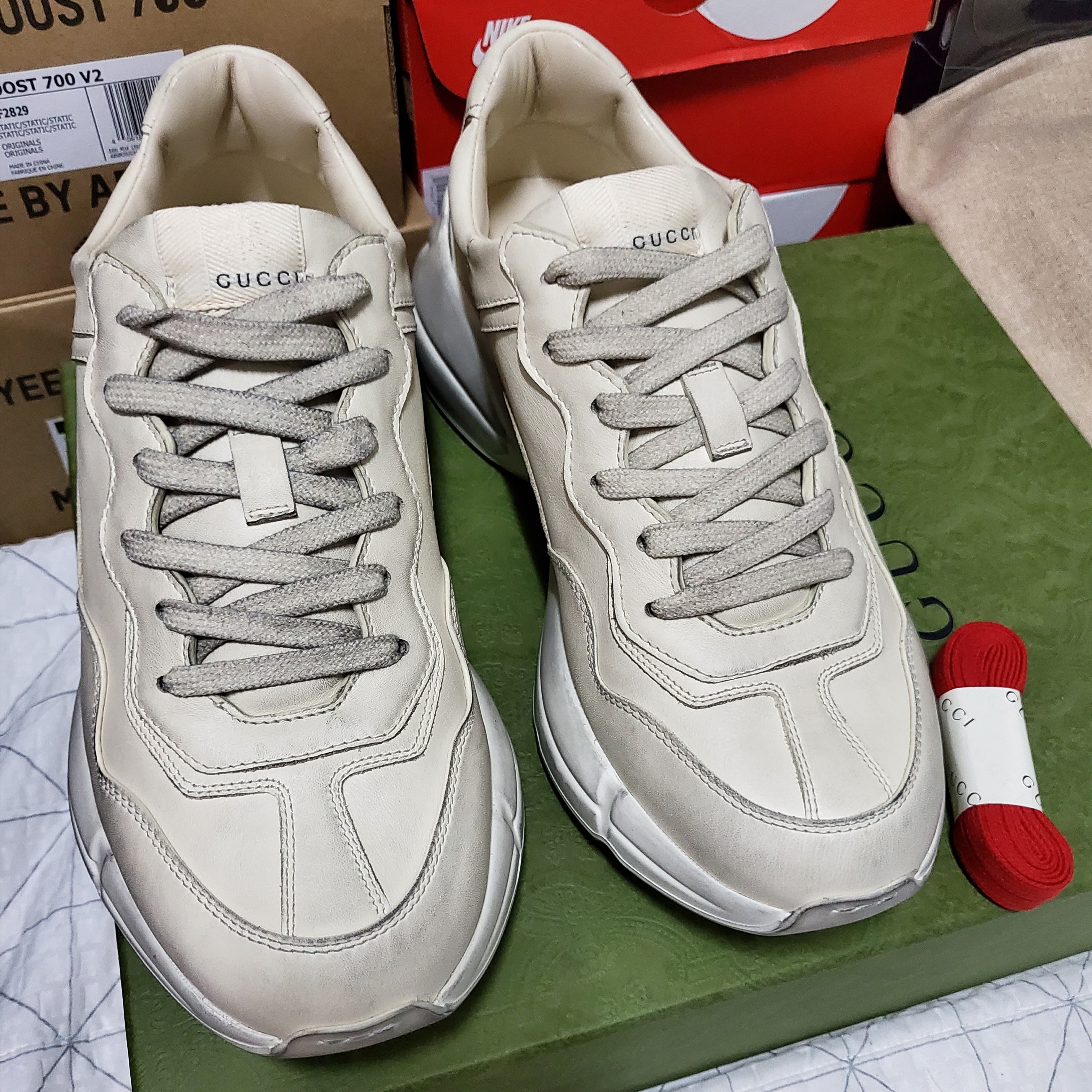 Gucci Rhyton Leather Sneakers Distressed Ivory 착용 스타일 - 1