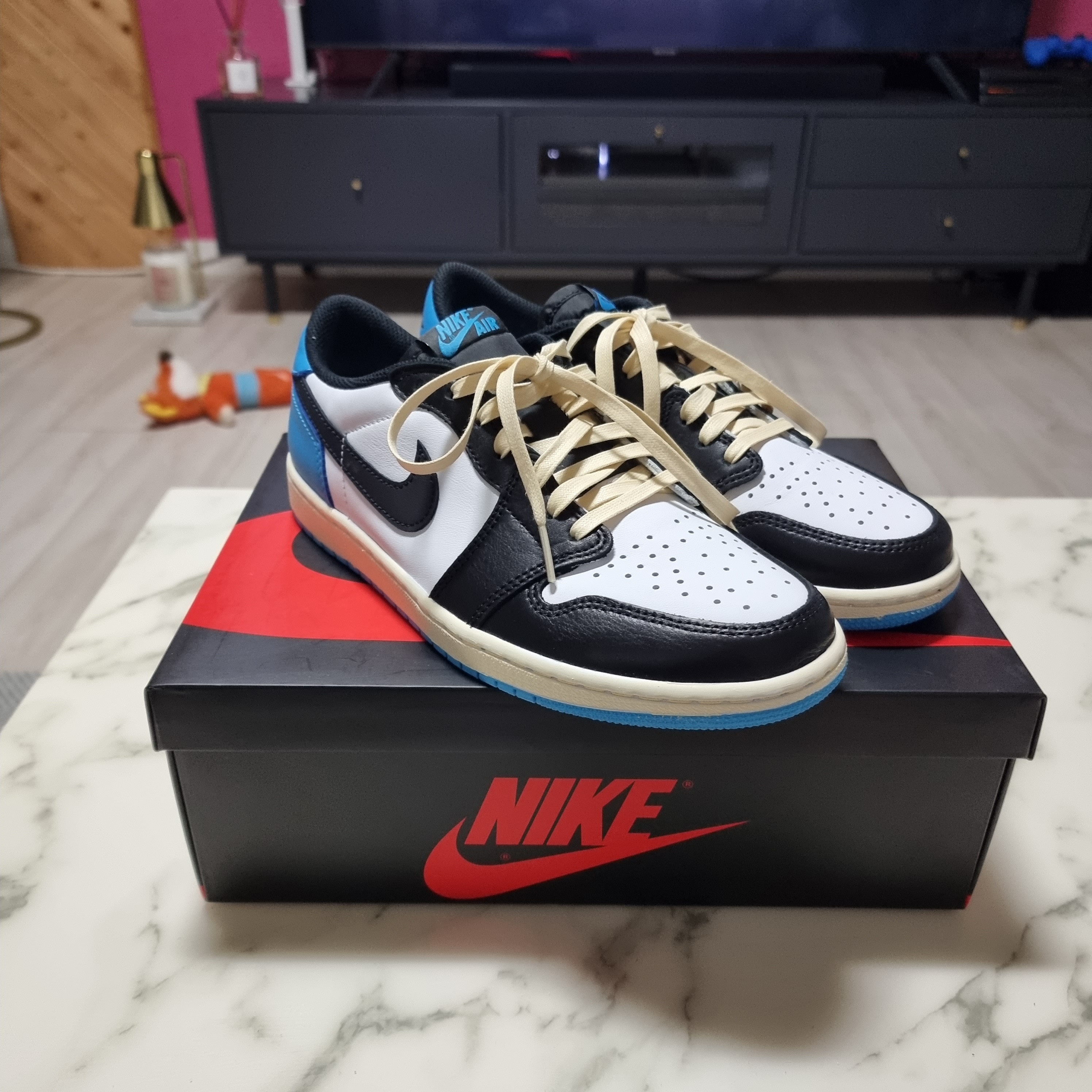 Jordan 1 Retro Low OG Black and Dark Powder Blue 착용 스타일 - 2