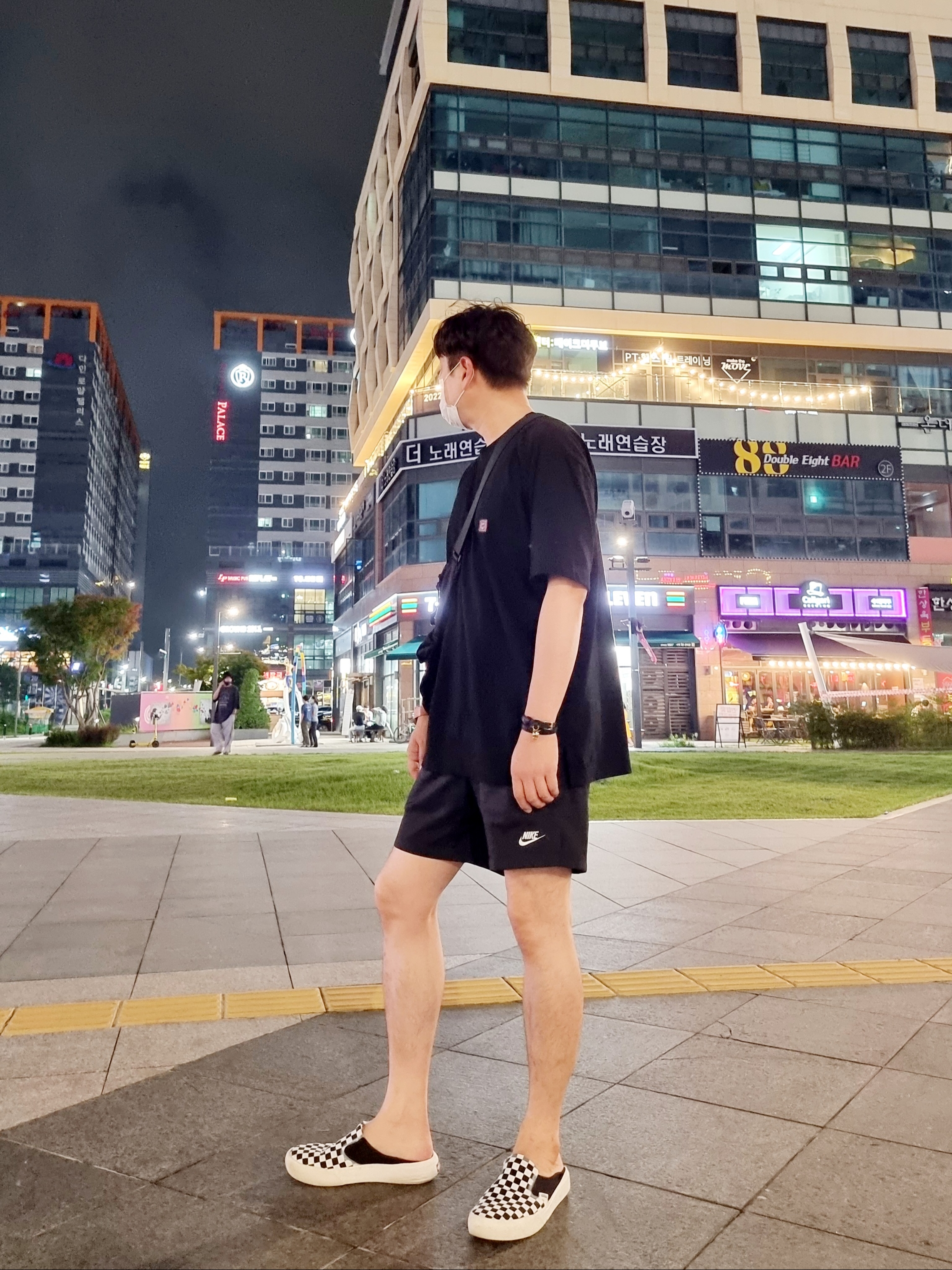 Vans Checkerboard Comfycush One Black, Nike NSW Woven Shorts Black - Asia 착용 스타일