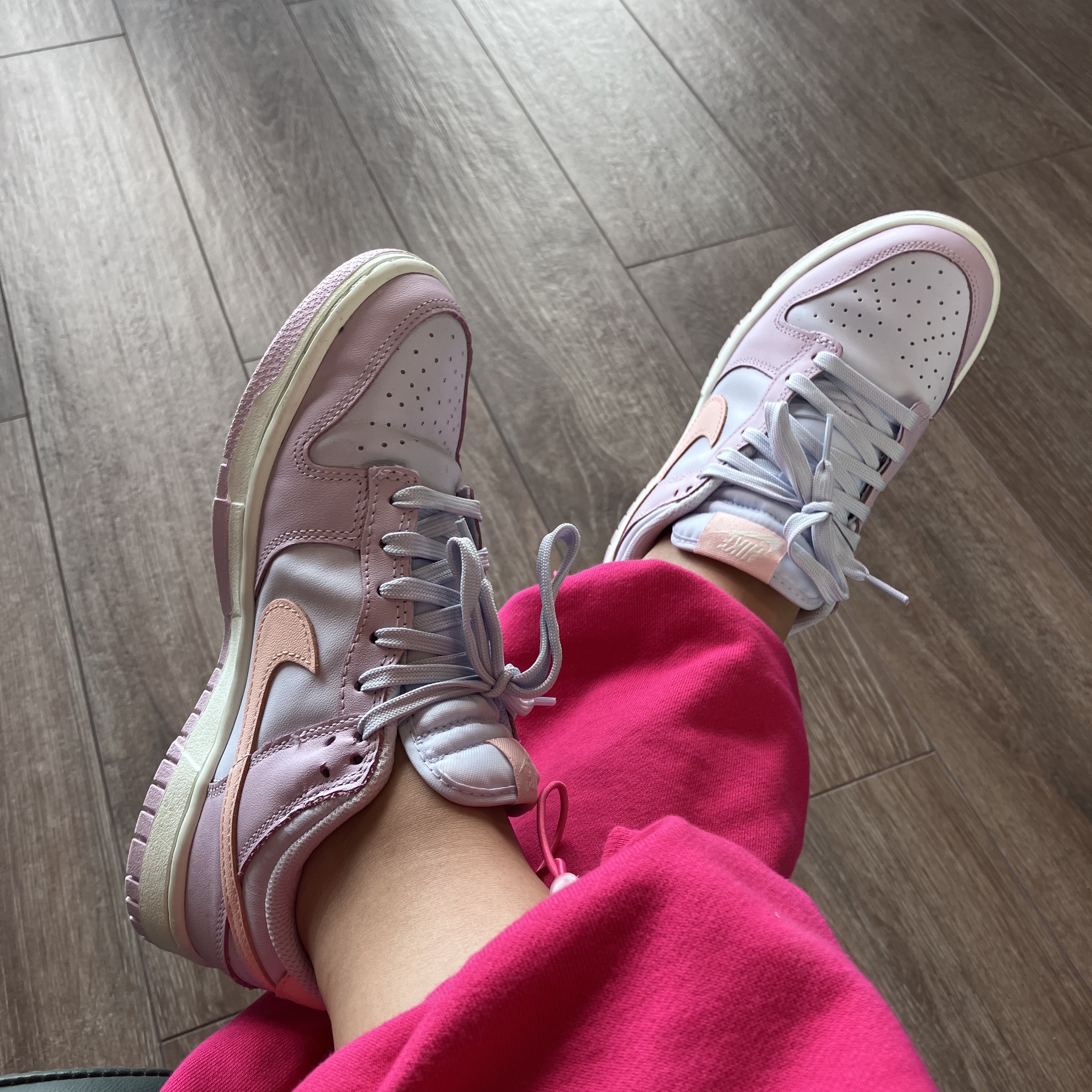 (W) Nike Dunk Low Atmosphere Pink 착용 스타일 - 1