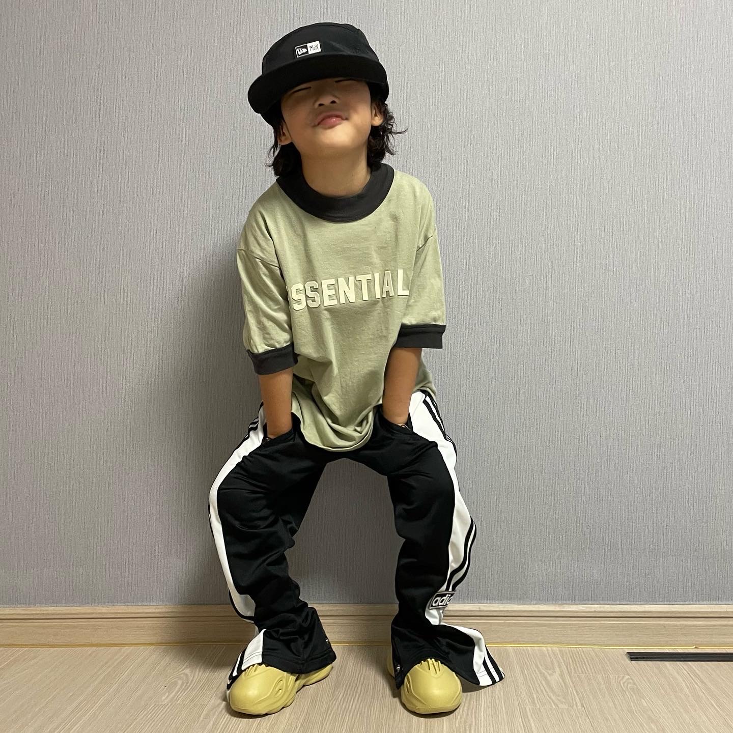 (Kids) Adidas Yeezy Foam RNNR Sulfur, (Kids) Essentials Ringer T-Shirt Seafoam - 22SS 착용 스타일
