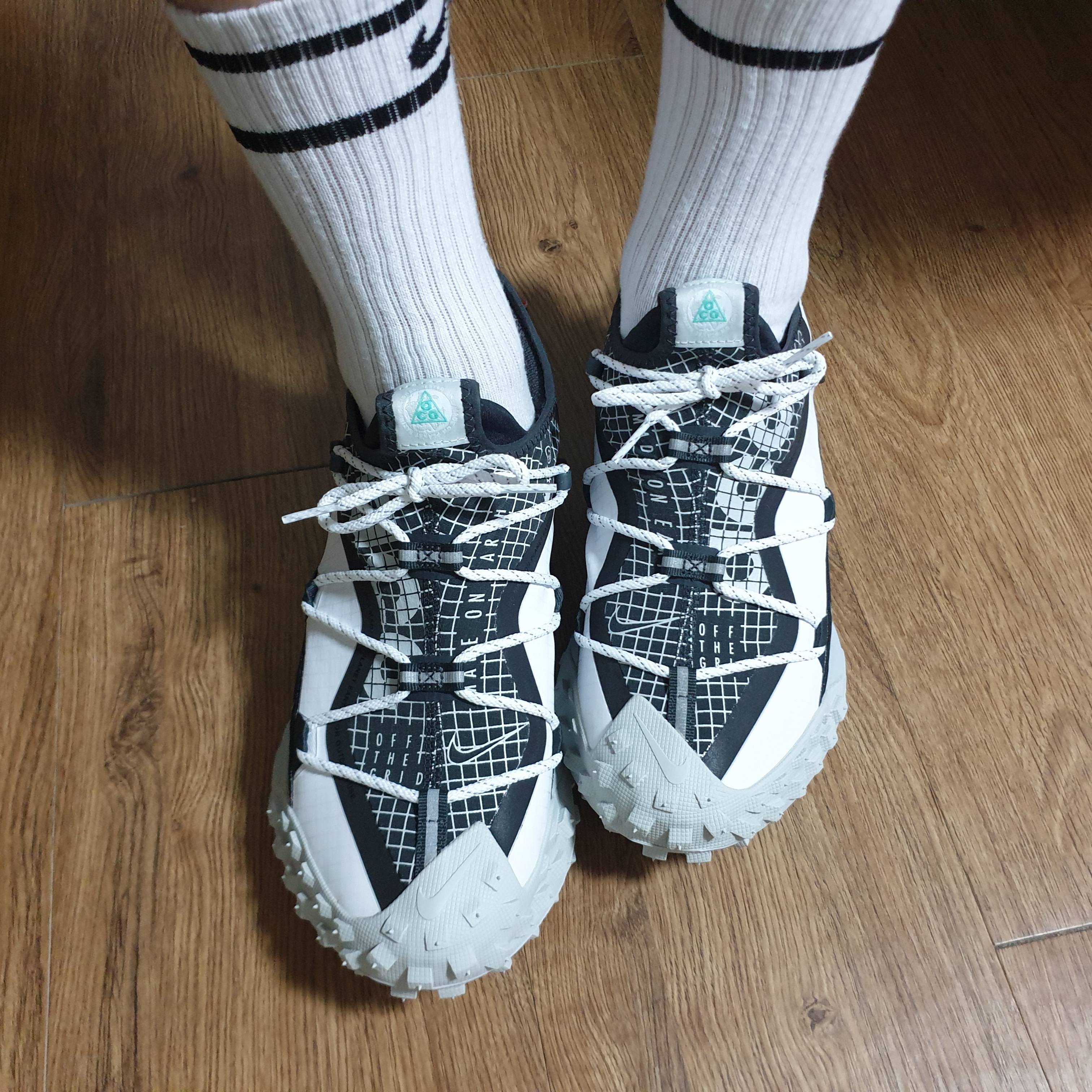 Nike ACG Mountain Fly Low SE White and Black 착용 스타일