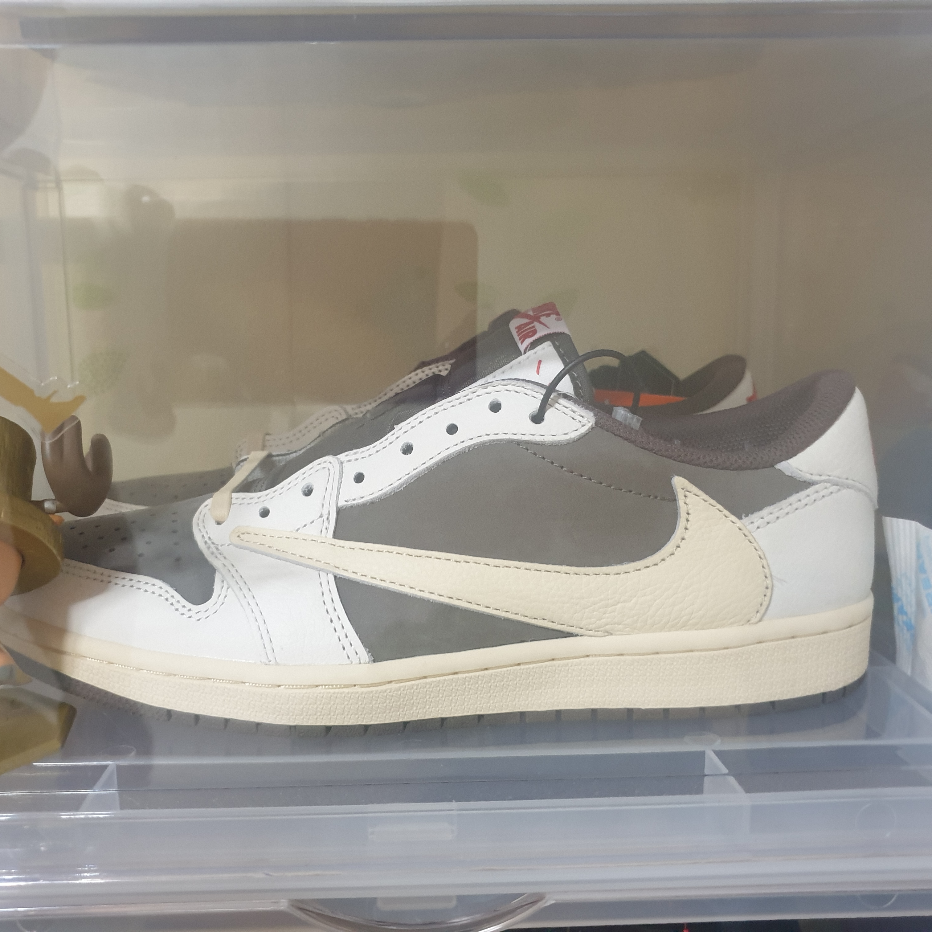 Jordan 1 x Travis Scott Retro Low OG SP Sail and Ridgerock 착용 스타일