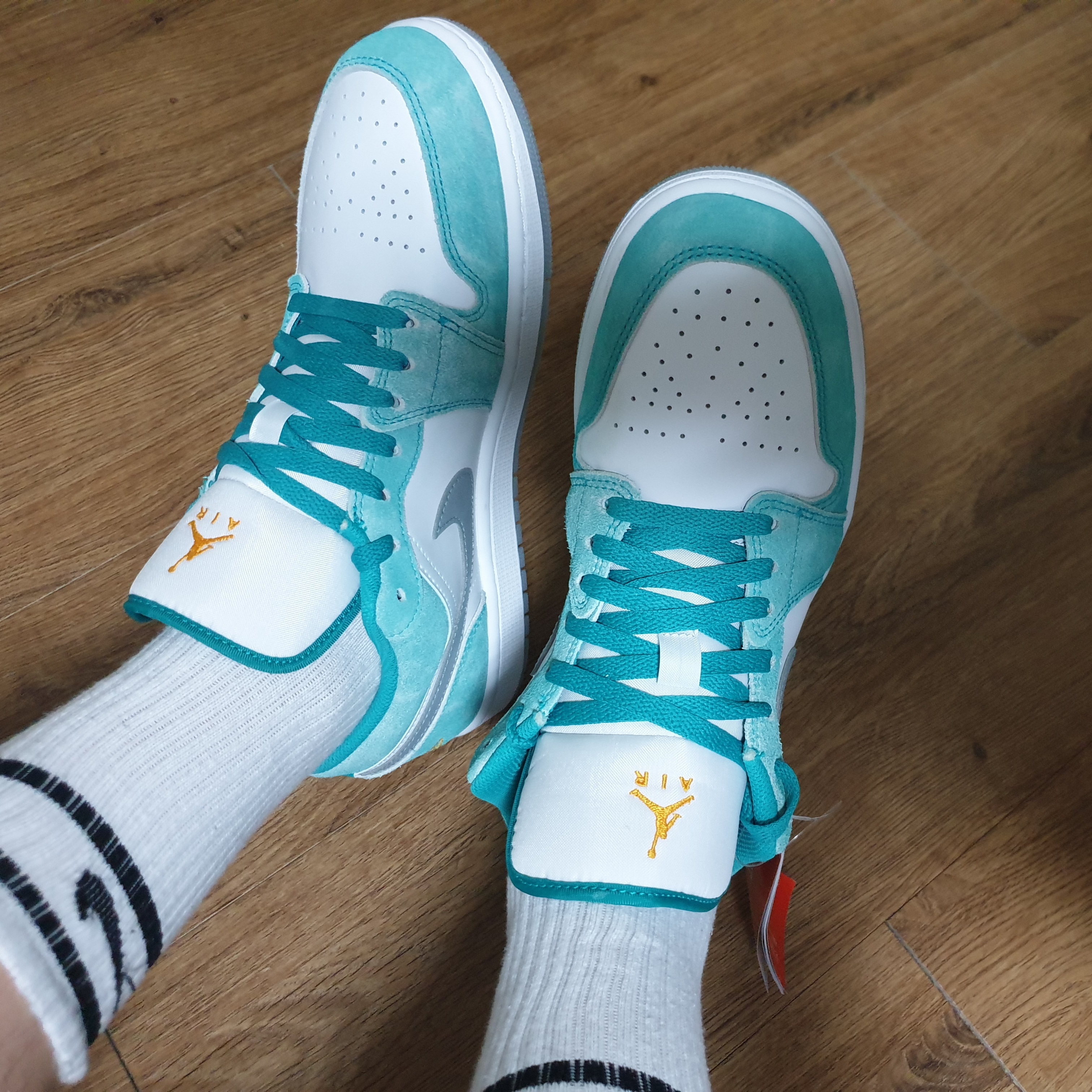 Jordan 1 Low SE New Emerald 착용 스타일