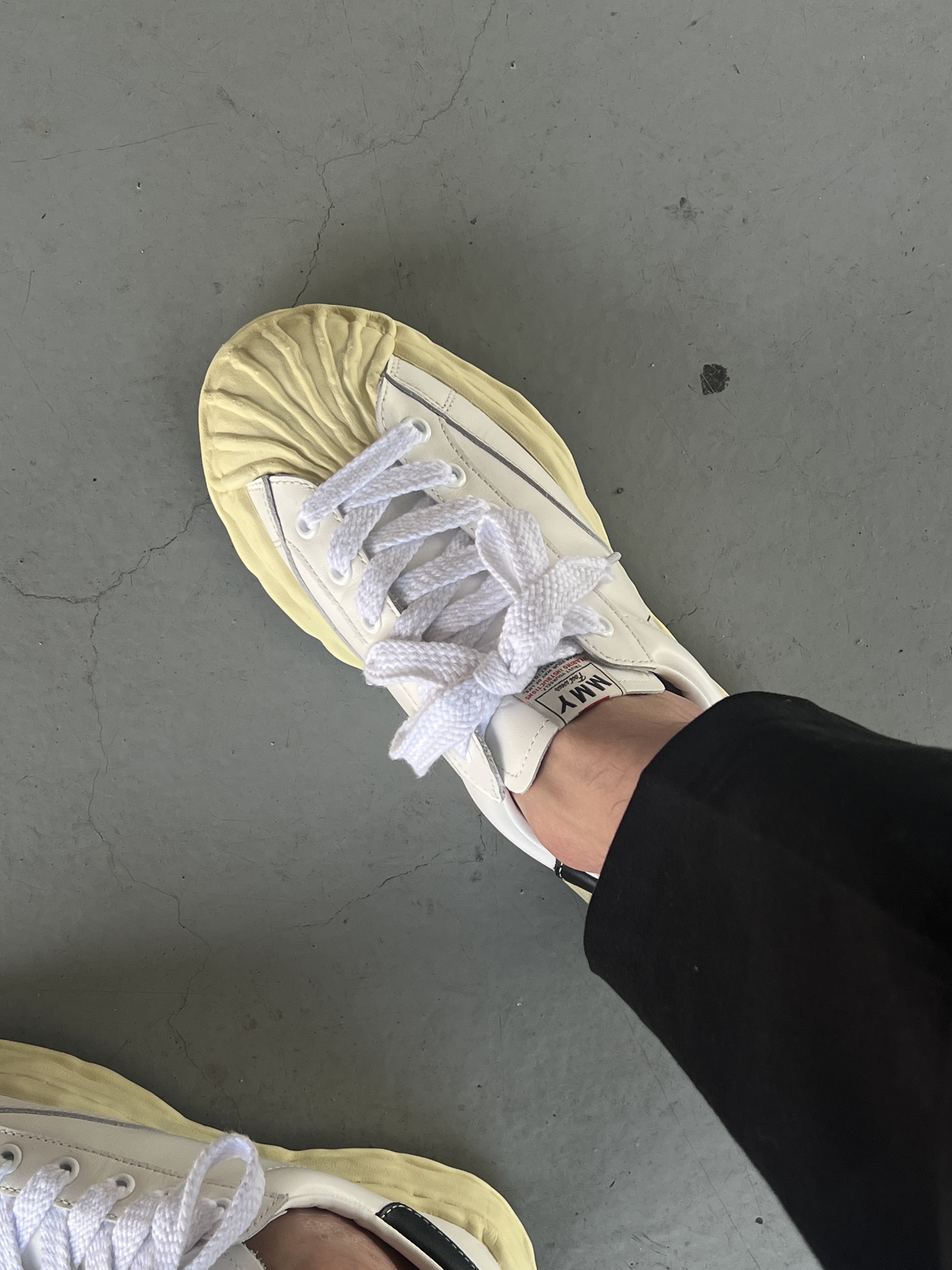 Maison Mihara Yasuhiro Blakey VL OG Sole Leather Low-top Sneakers White 착용 스타일