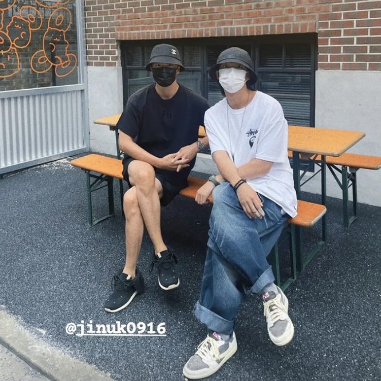 Jordan 1 x Travis Scott Retro Low OG SP Sail and Ridgerock 착용 스타일 - 2