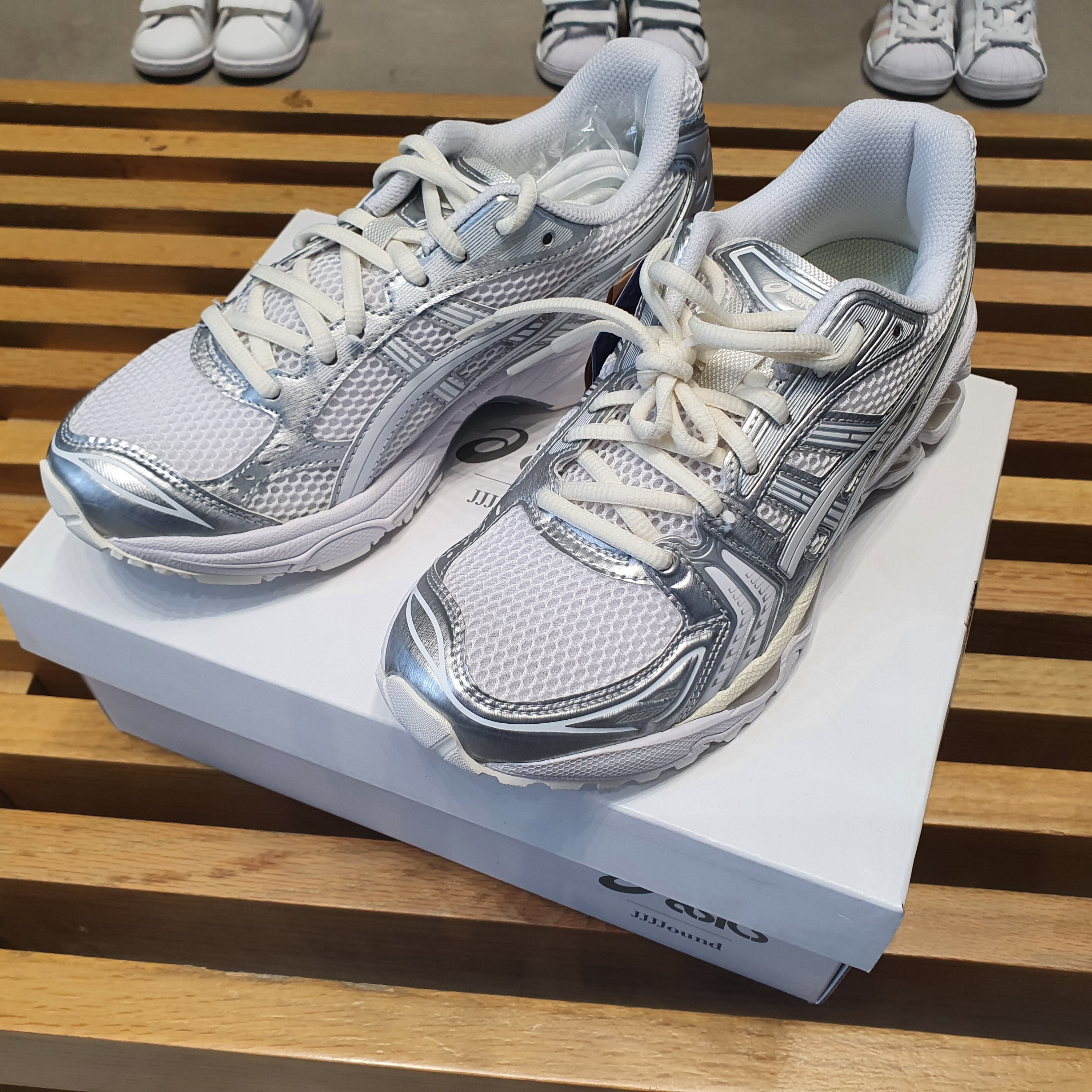 Asics x JJJJound Gel-Kayano 14 Silver White 착용 스타일 - 1