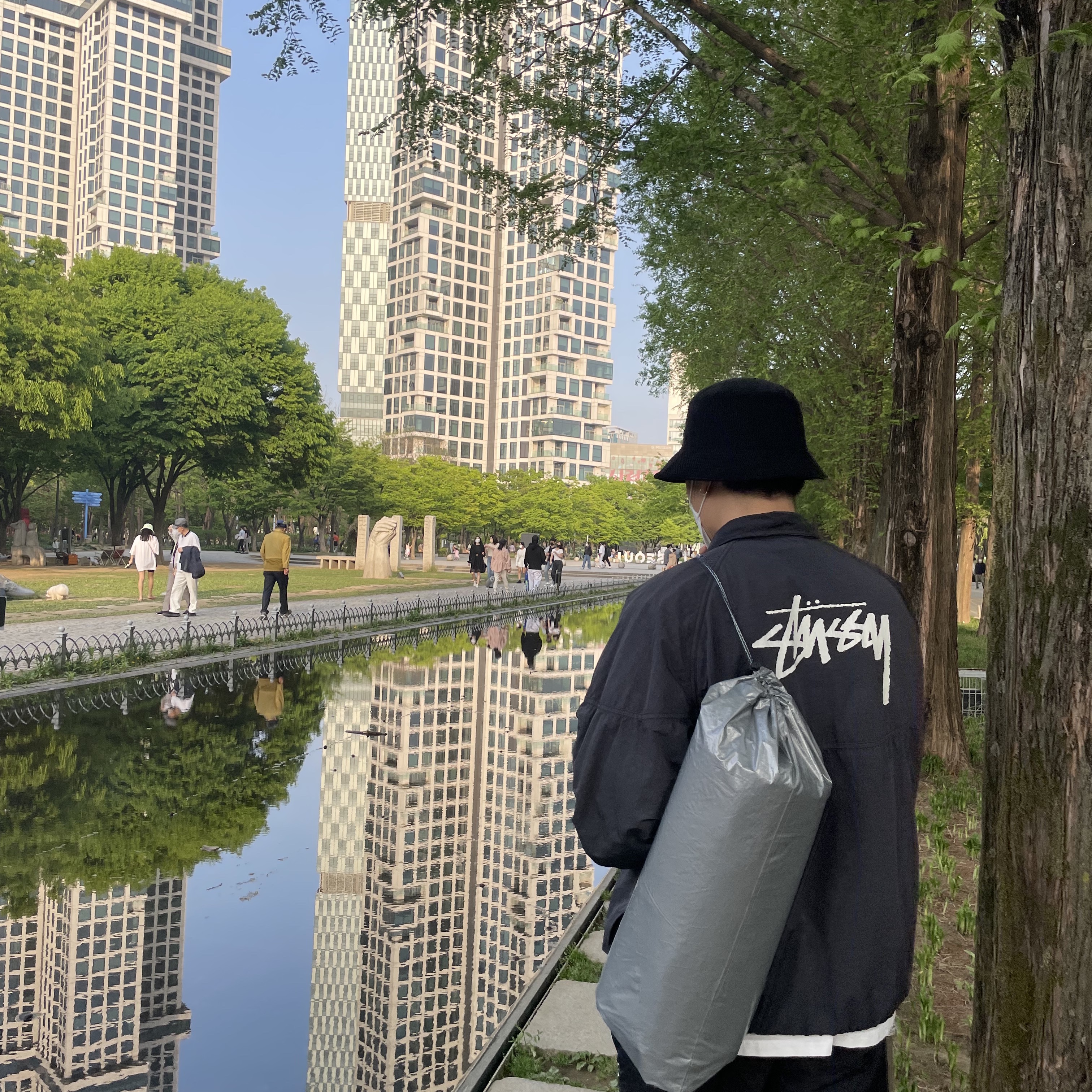 Nike x Stussy Windrunner Jacket Off Noir, IAB Studio Woven Shorts Black 착용 스타일 - 2