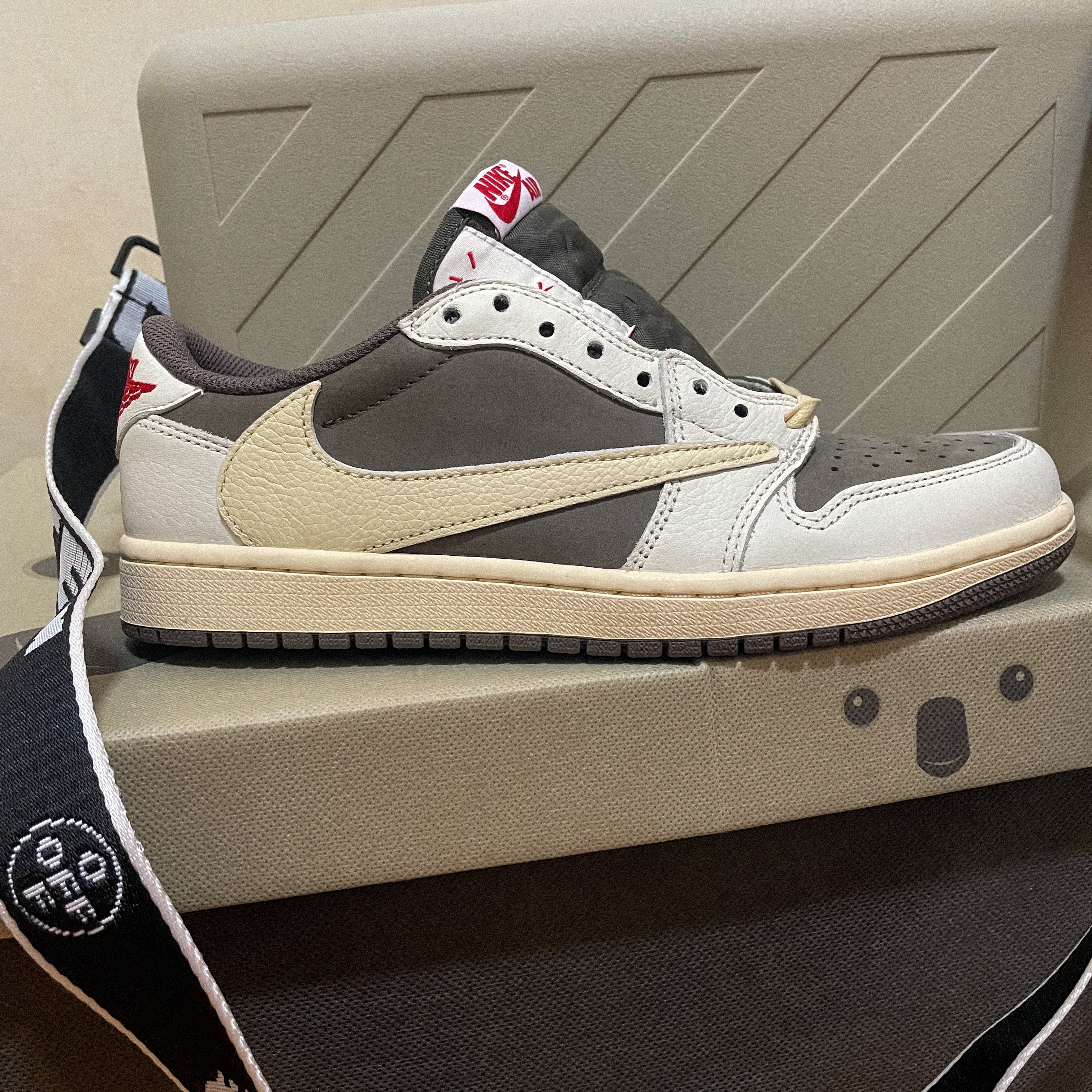 Jordan 1 x Travis Scott Retro Low OG SP Sail and Ridgerock, Off-White x Amore Pacific Protection Box (Without Cosmetics) 착용 스타일 - 2