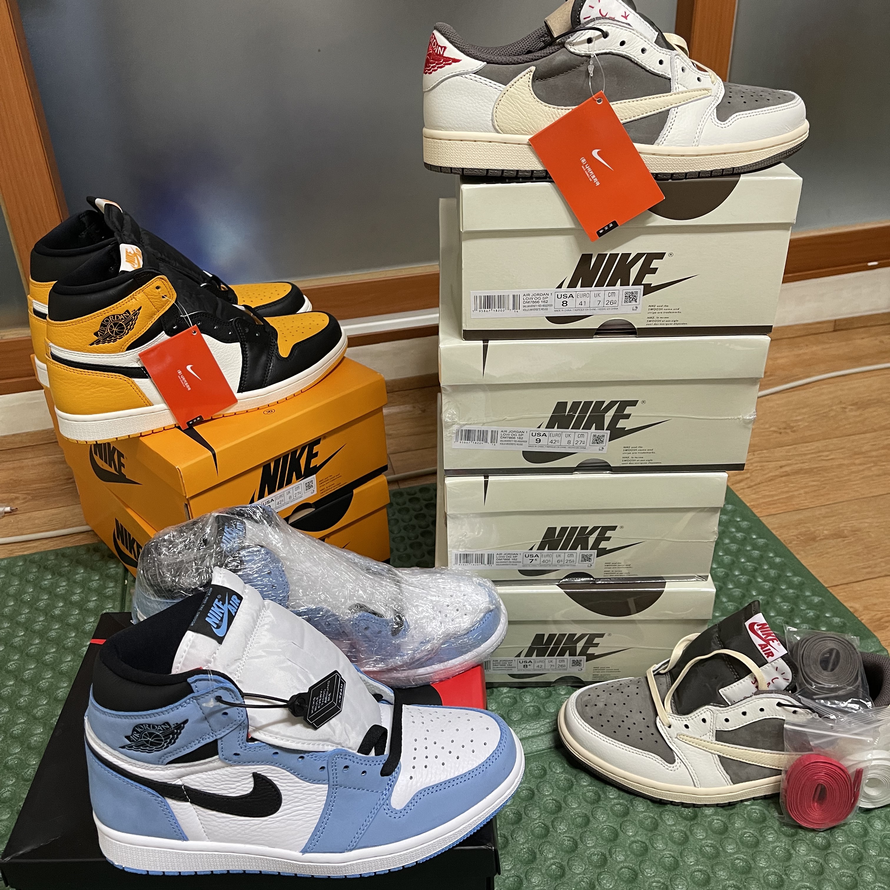 Jordan 1 x Travis Scott Retro Low OG SP Sail and Ridgerock, Jordan 1 Retro High OG Taxi 착용 스타일