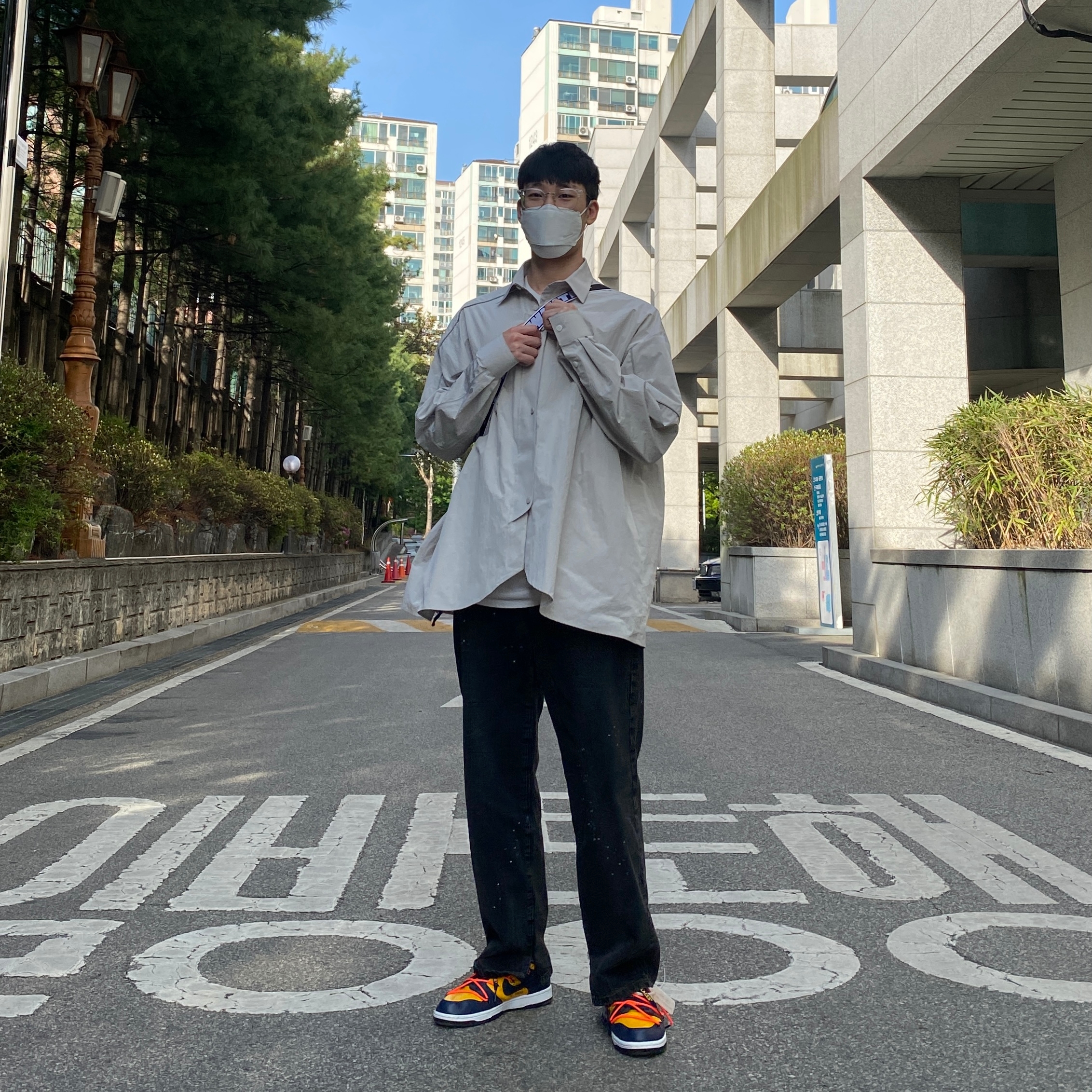 Off-White x Amore Pacific Protection Box (Without Cosmetics), Nike x Off-White Dunk Low University Gold Midnight Navy 착용 스타일