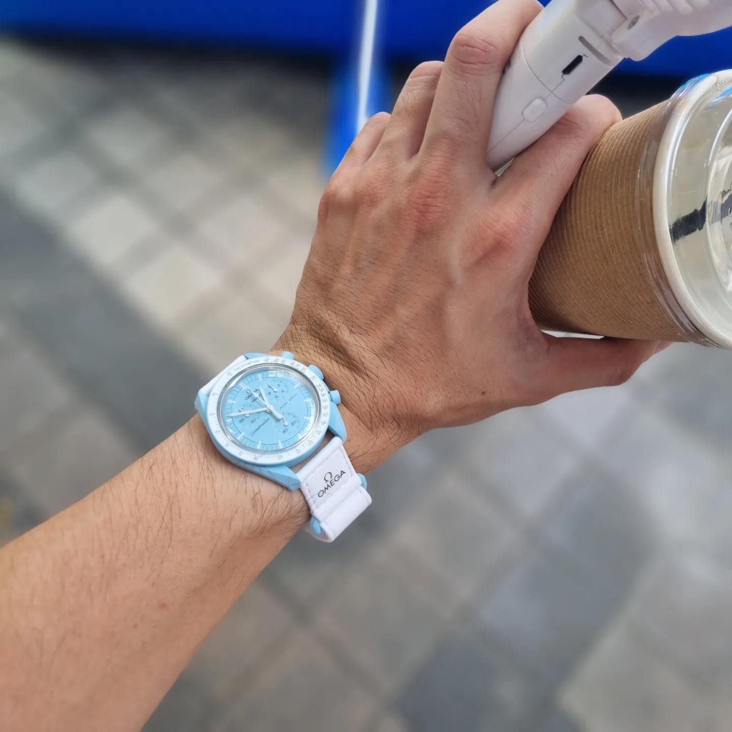 Swatch x Omega Bioceramic MoonSwatch Mission To Uranus 착용 스타일
