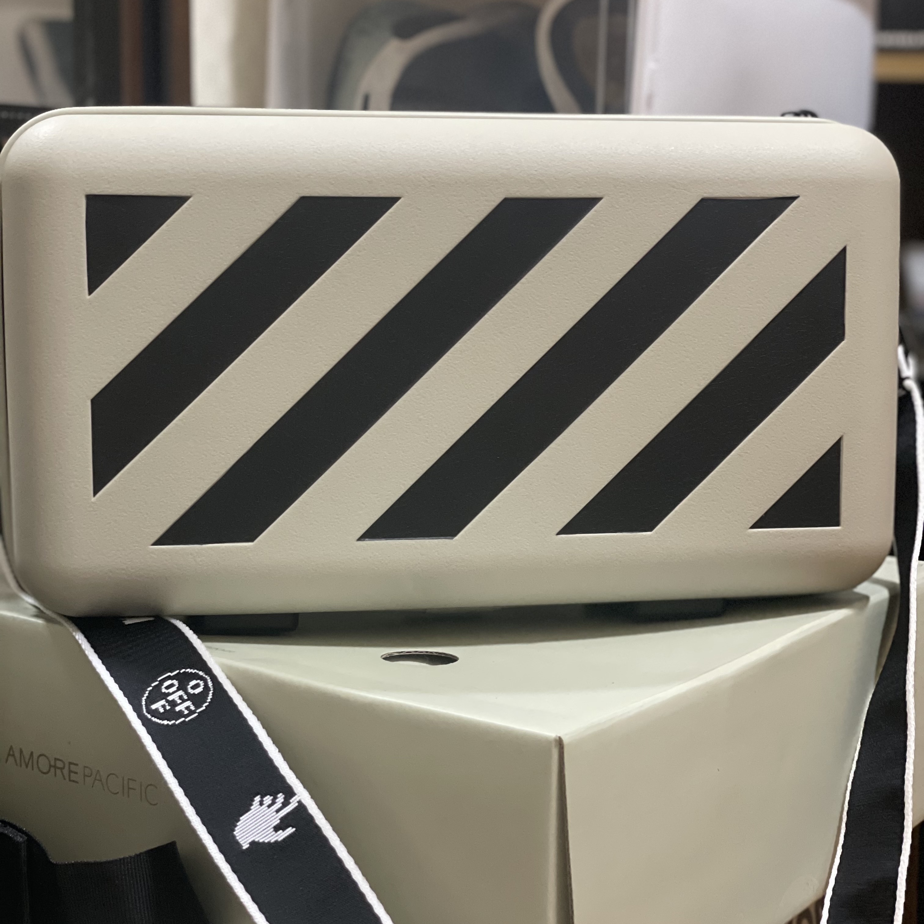Off-White x Amore Pacific Protection Box (Without Cosmetics) 착용 스타일
