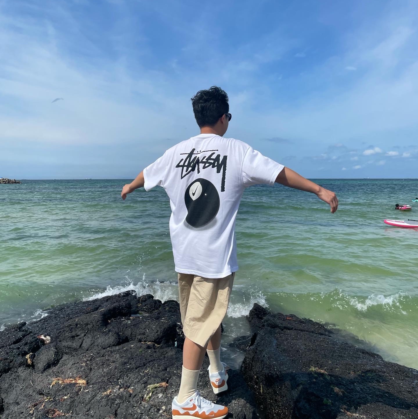 Nike x Stussy NRG FL SS 8 Ball T-Shirt White (DO9322-100), Nike x Patta Air Max 1 Monarch 착용 스타일