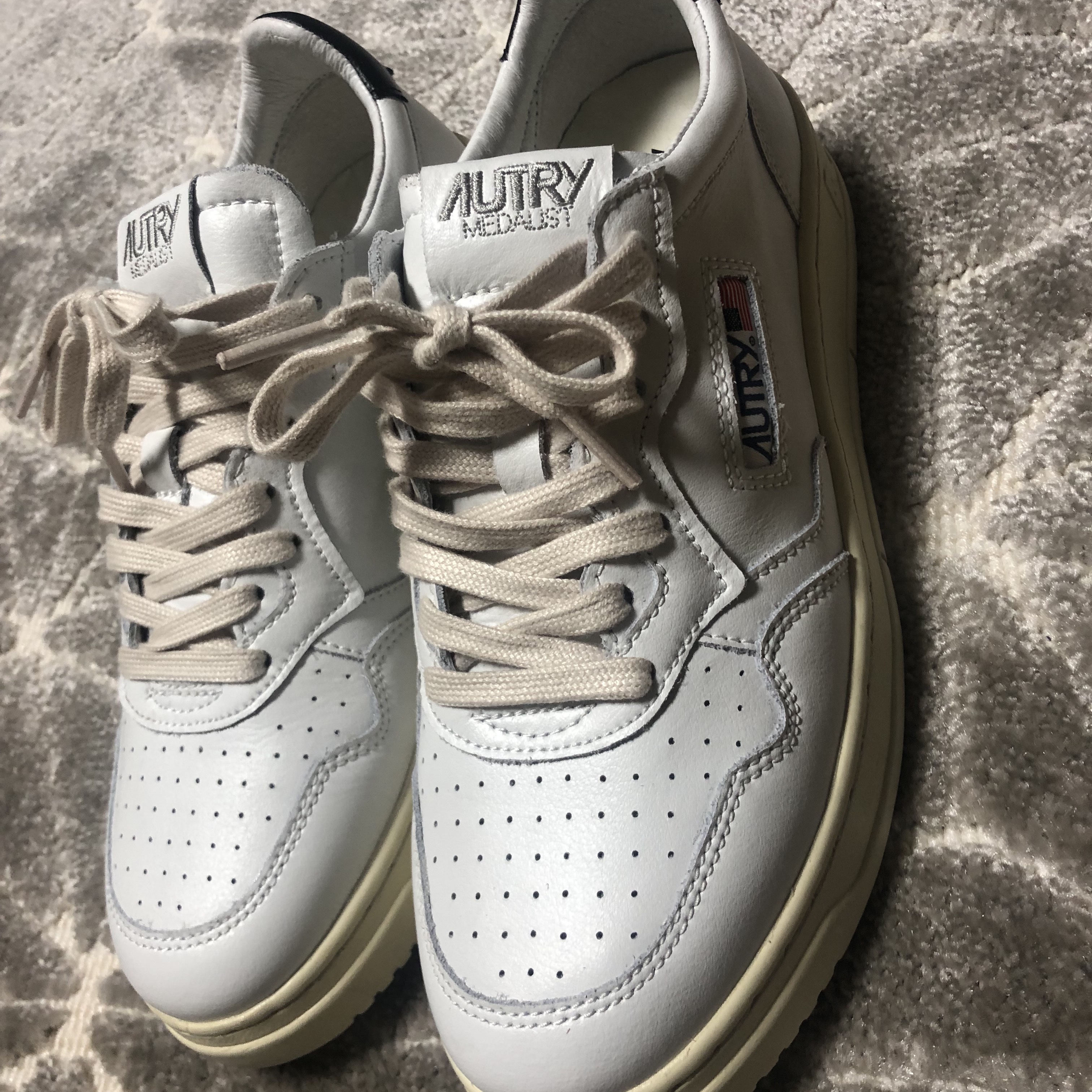 Autry Medalist Low Leather Sneakers White Black 착용 스타일