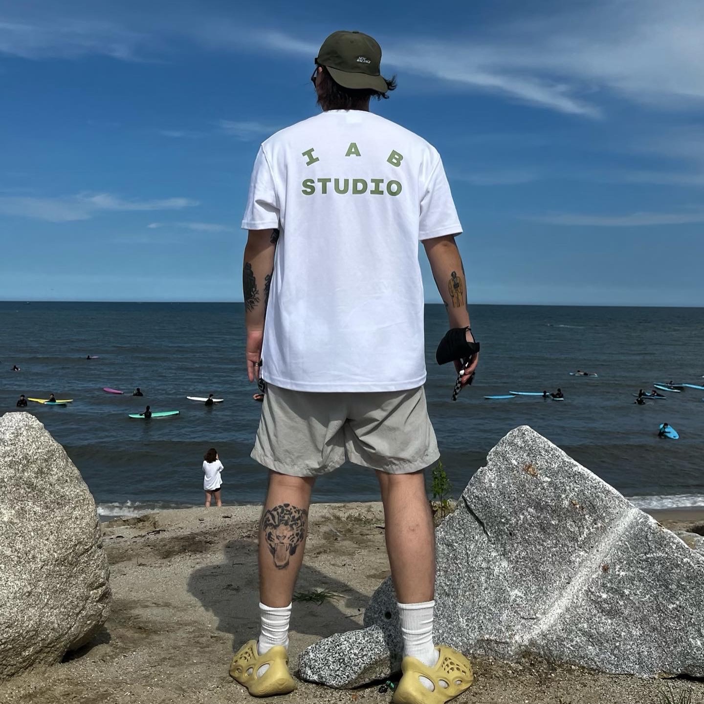 Adidas Yeezy Foam RNNR Sulfur, IAB Studio T-Shirt White Light Green 착용 스타일 - 3