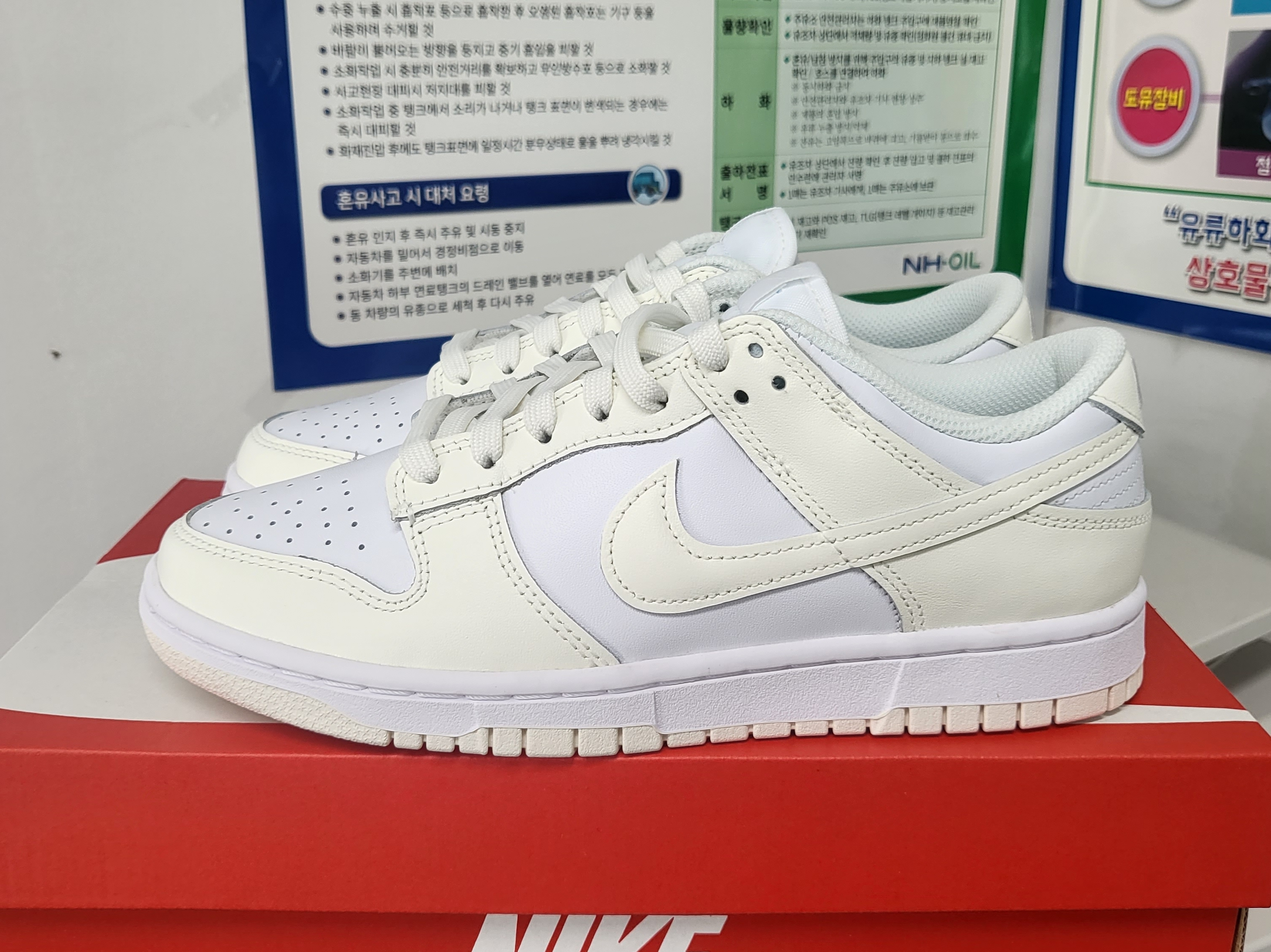 (W) Nike Dunk Low White and Sail 착용 스타일