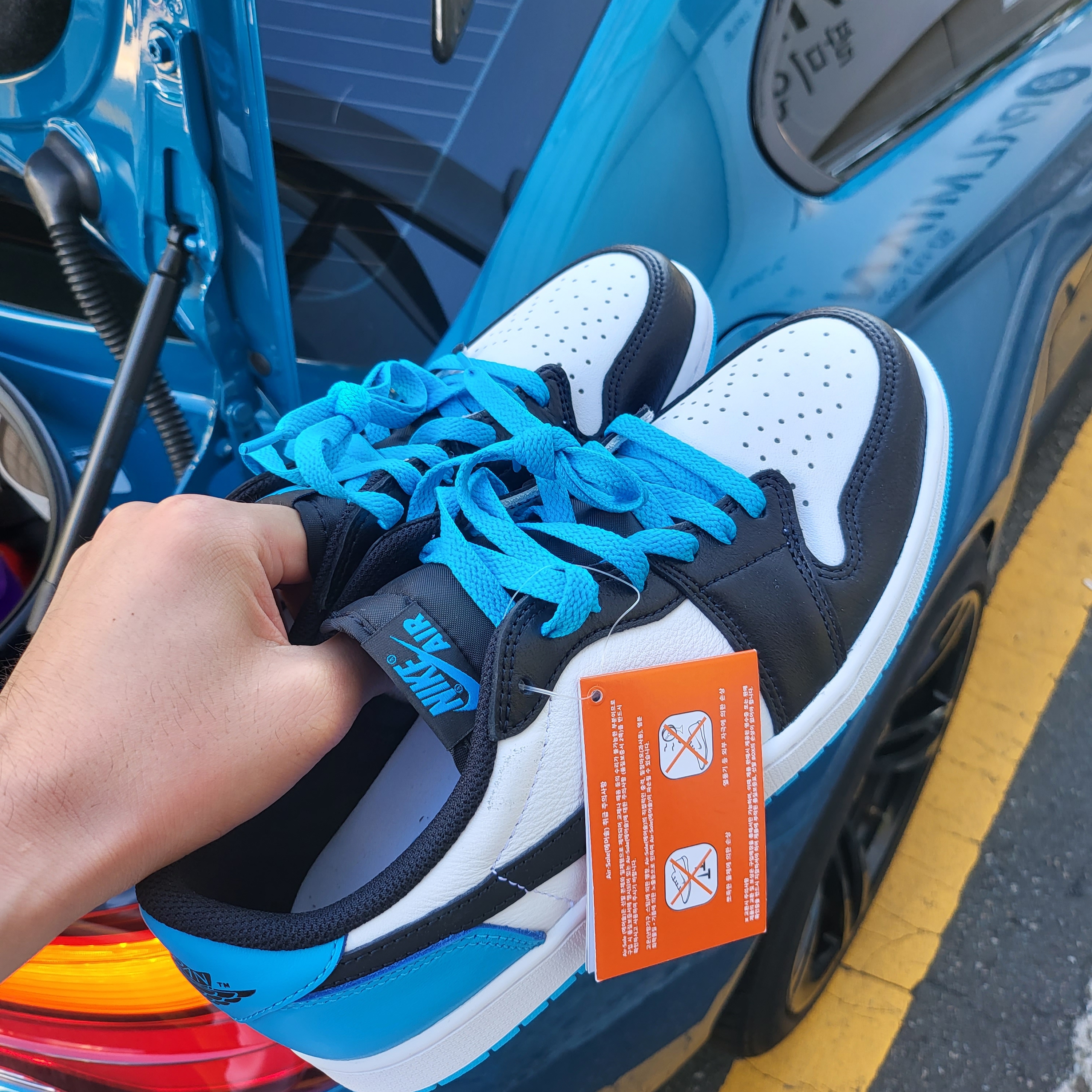 Jordan 1 Retro Low OG Black and Dark Powder Blue 착용 스타일