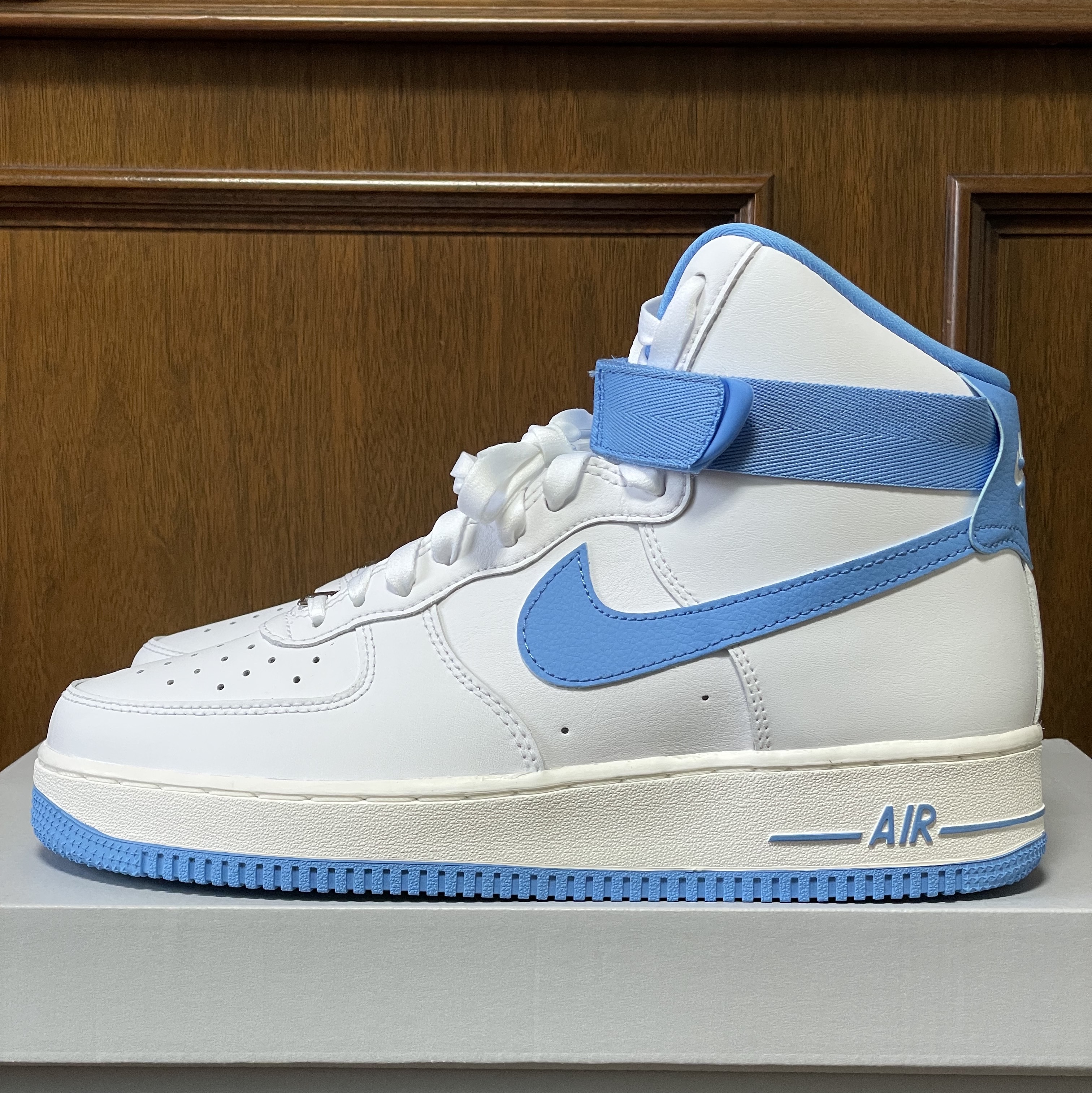 (W) Nike Air Force 1 High OG QS University Blue 착용 스타일 - 1