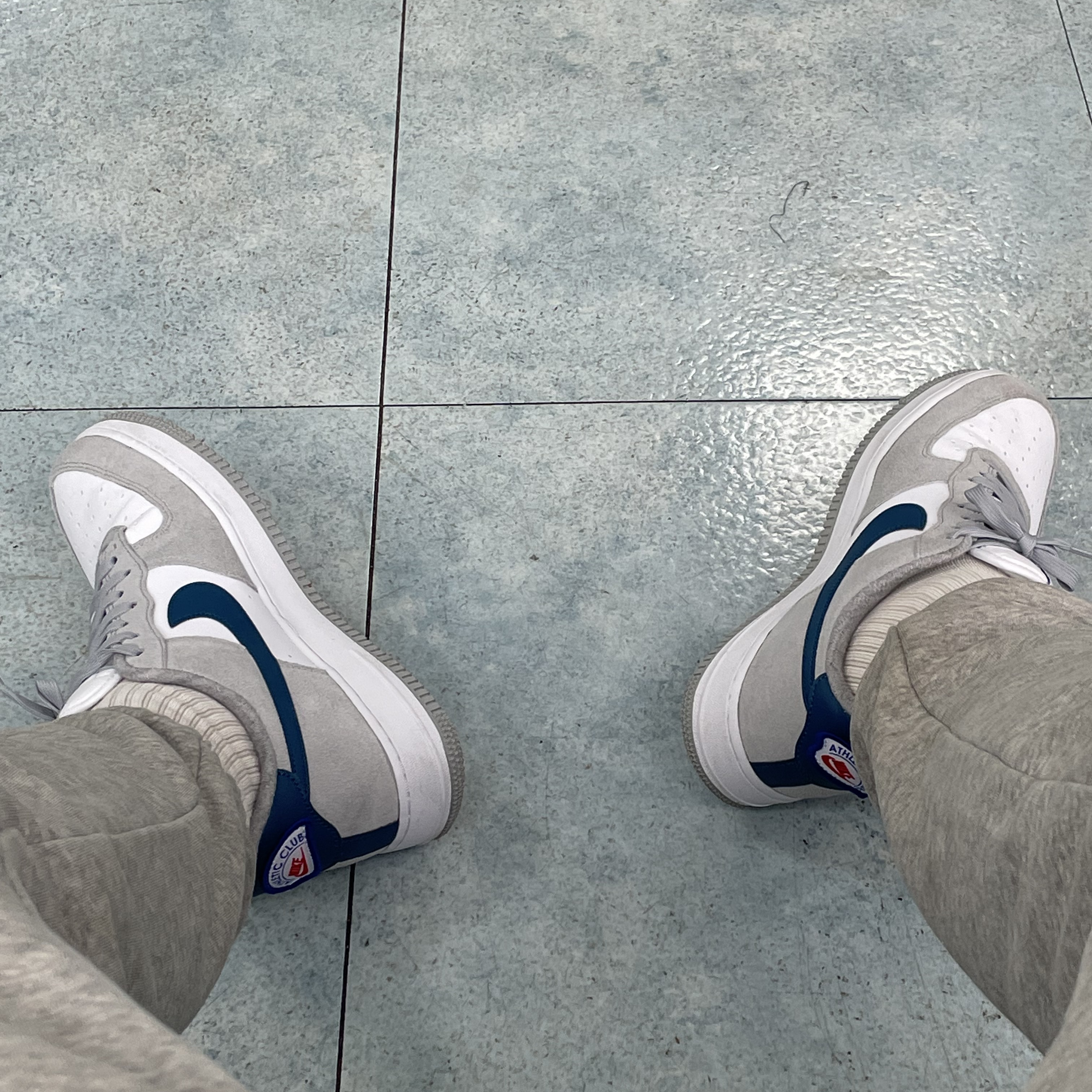 Nike Air Force 1 '07 LV8 Athletic Club Light Smoke Grey Marina 착용 스타일