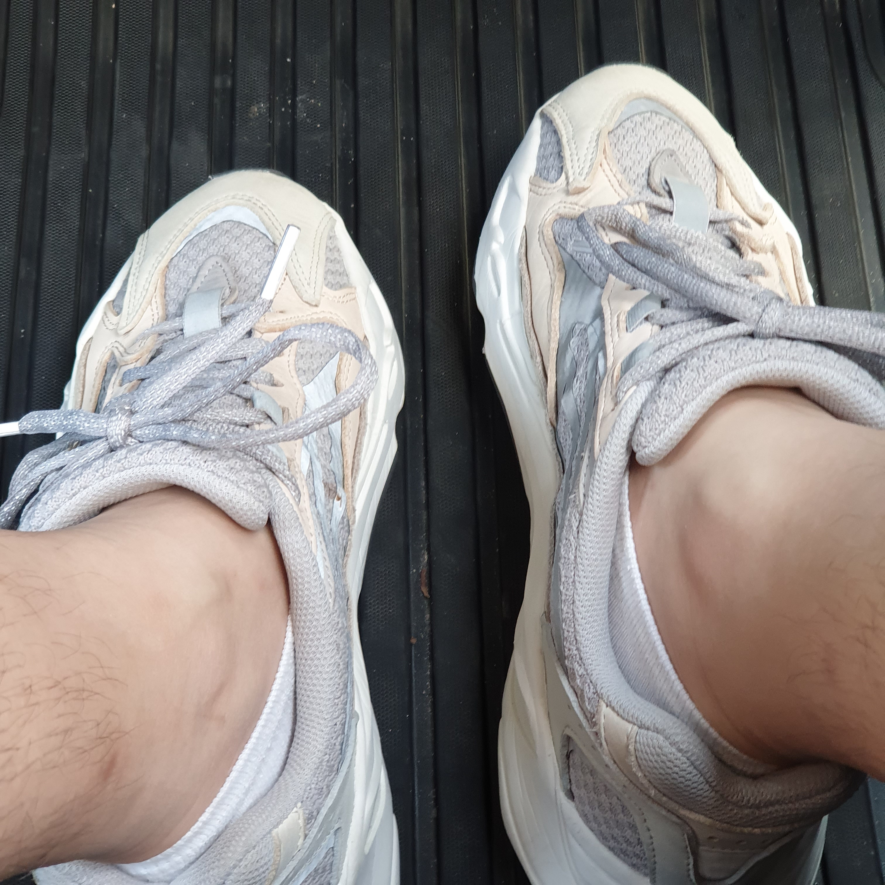 Adidas Yeezy Boost 700 V2 Cream 착용 스타일