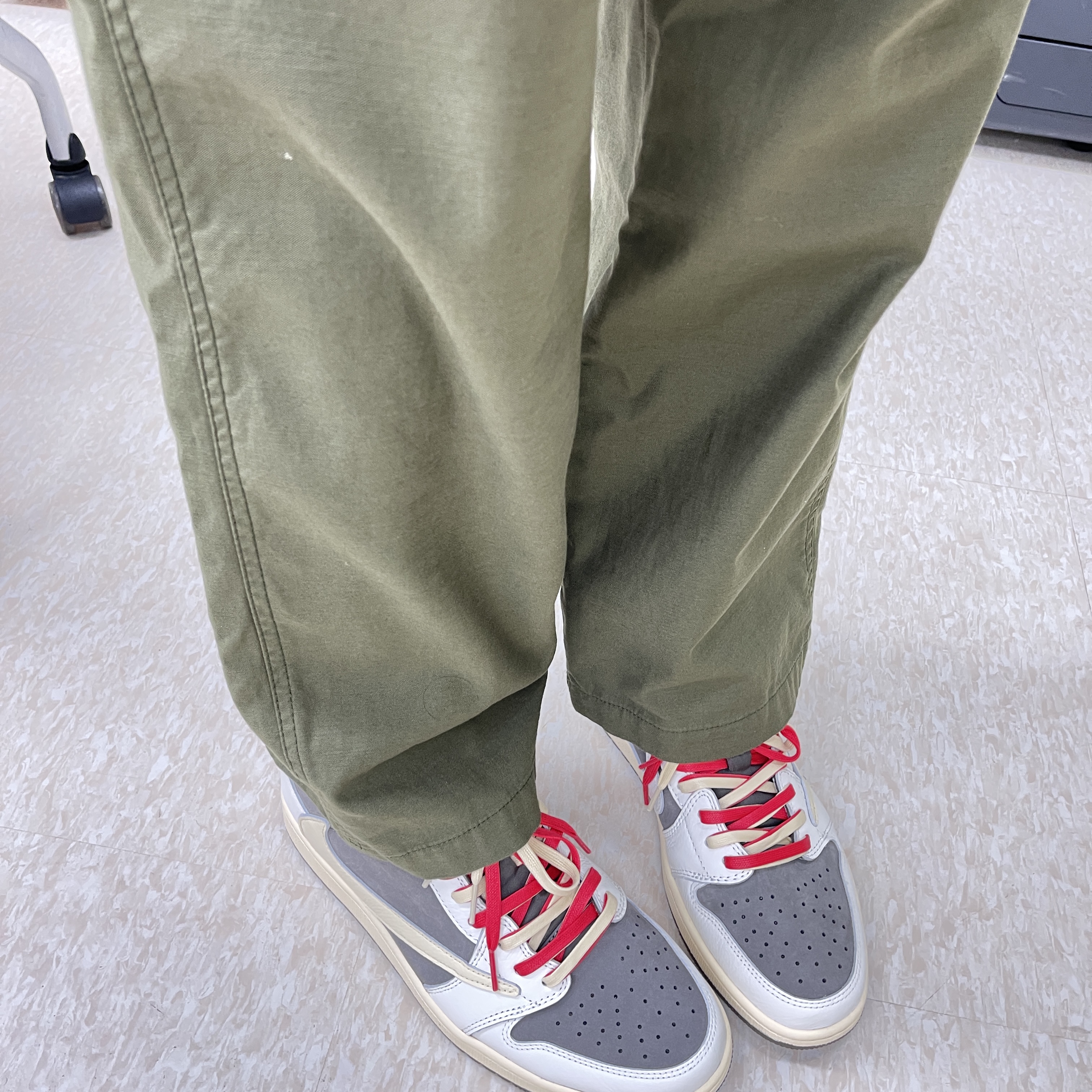 Jordan 1 x Travis Scott Retro Low OG SP Sail and Ridgerock 착용 스타일 - 2