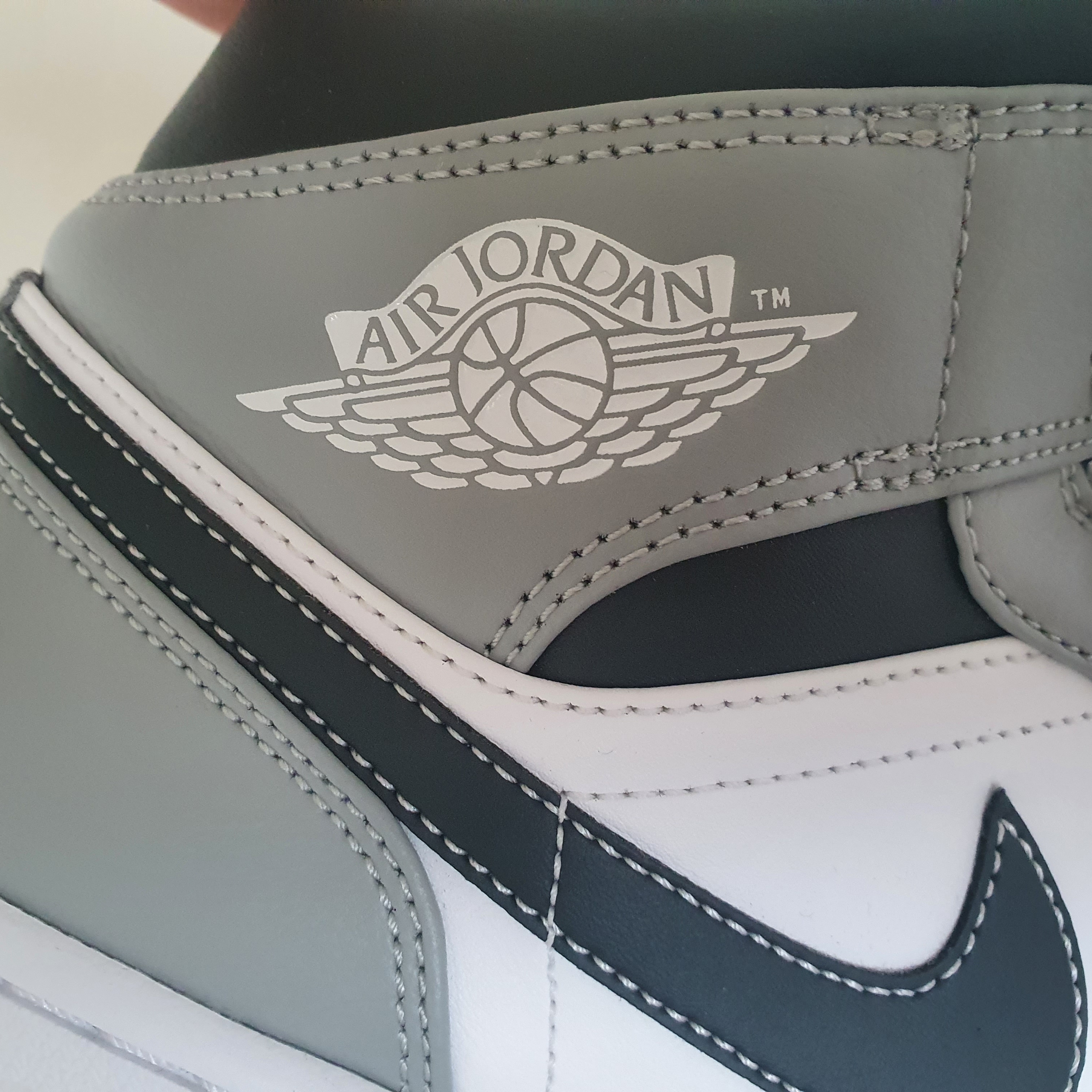 Jordan 1 Mid Light Smoke Grey Anthracite 착용 스타일 - 2