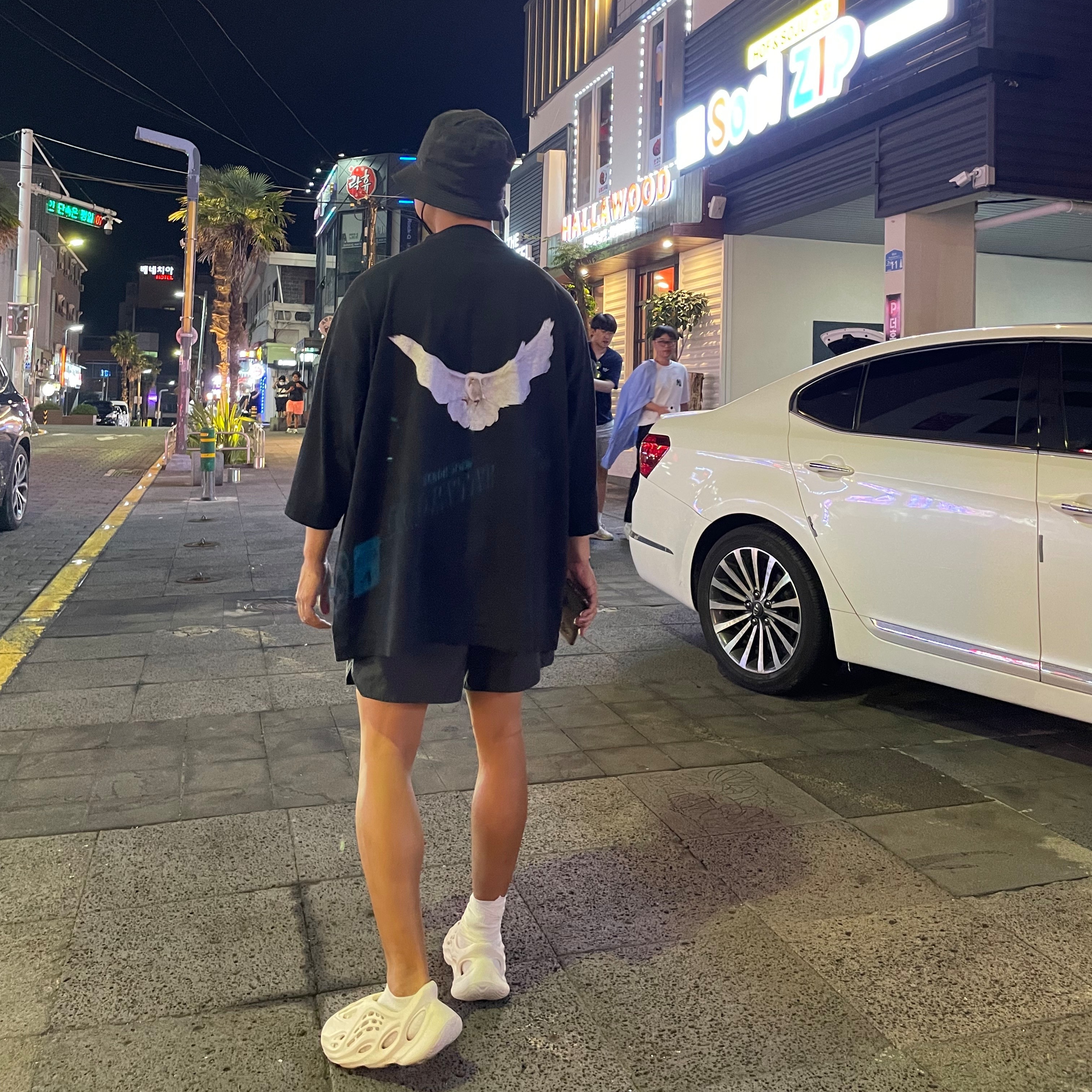 Yeezy Gap Engineered By Balenciaga Dove 3/4 Sleeve T-Shirt Black, Adidas Yeezy Foam RNNR Ararat 착용 스타일