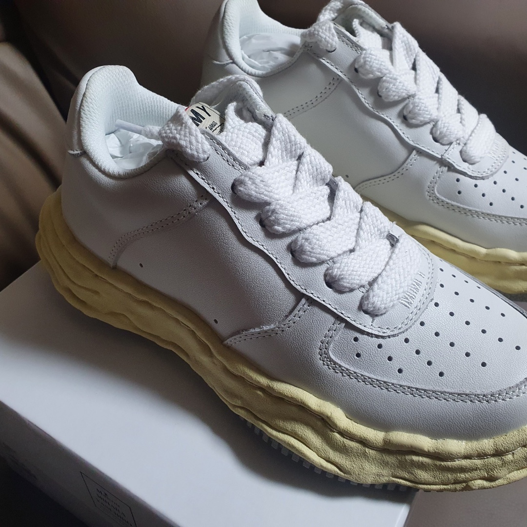 Maison Mihara Yasuhiro Wayne VL OG Sole Leather Low-top Sneakers White 착용 스타일 - 2
