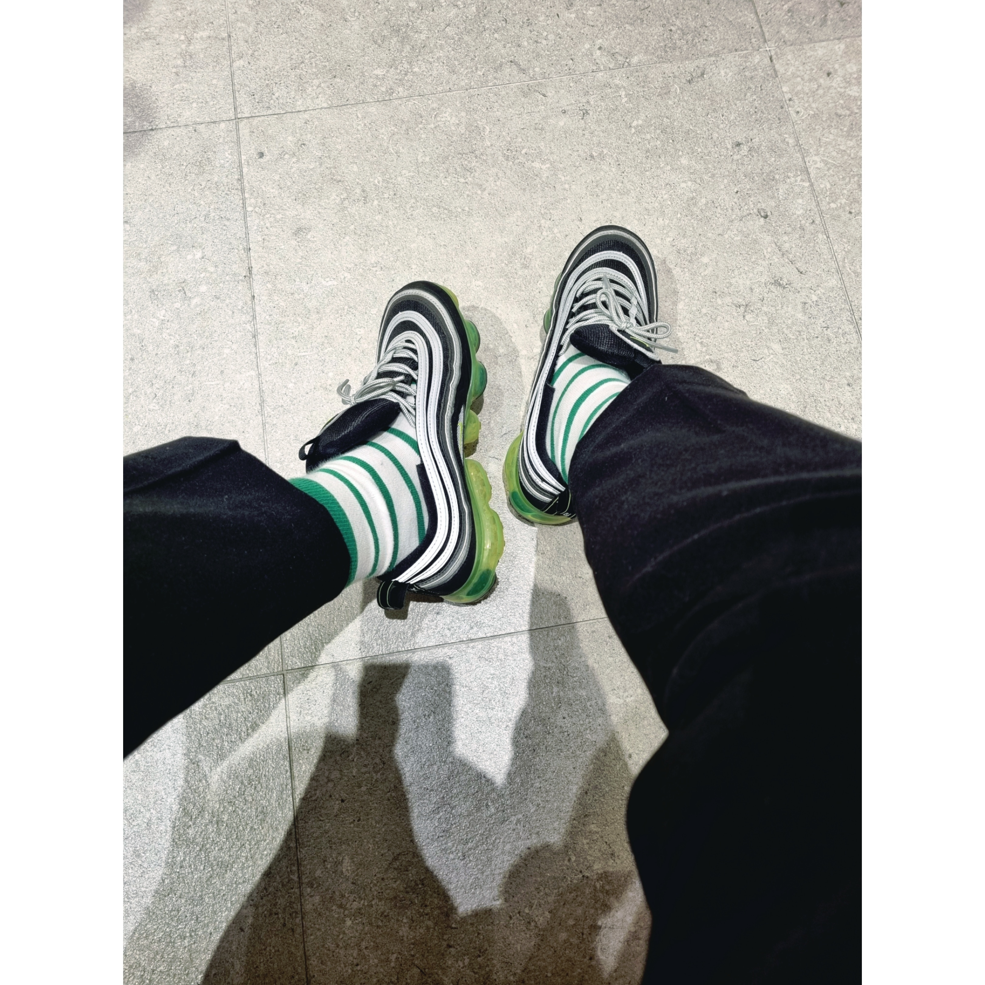 Nike Air VaporMax 97 Black Volt 착용 스타일