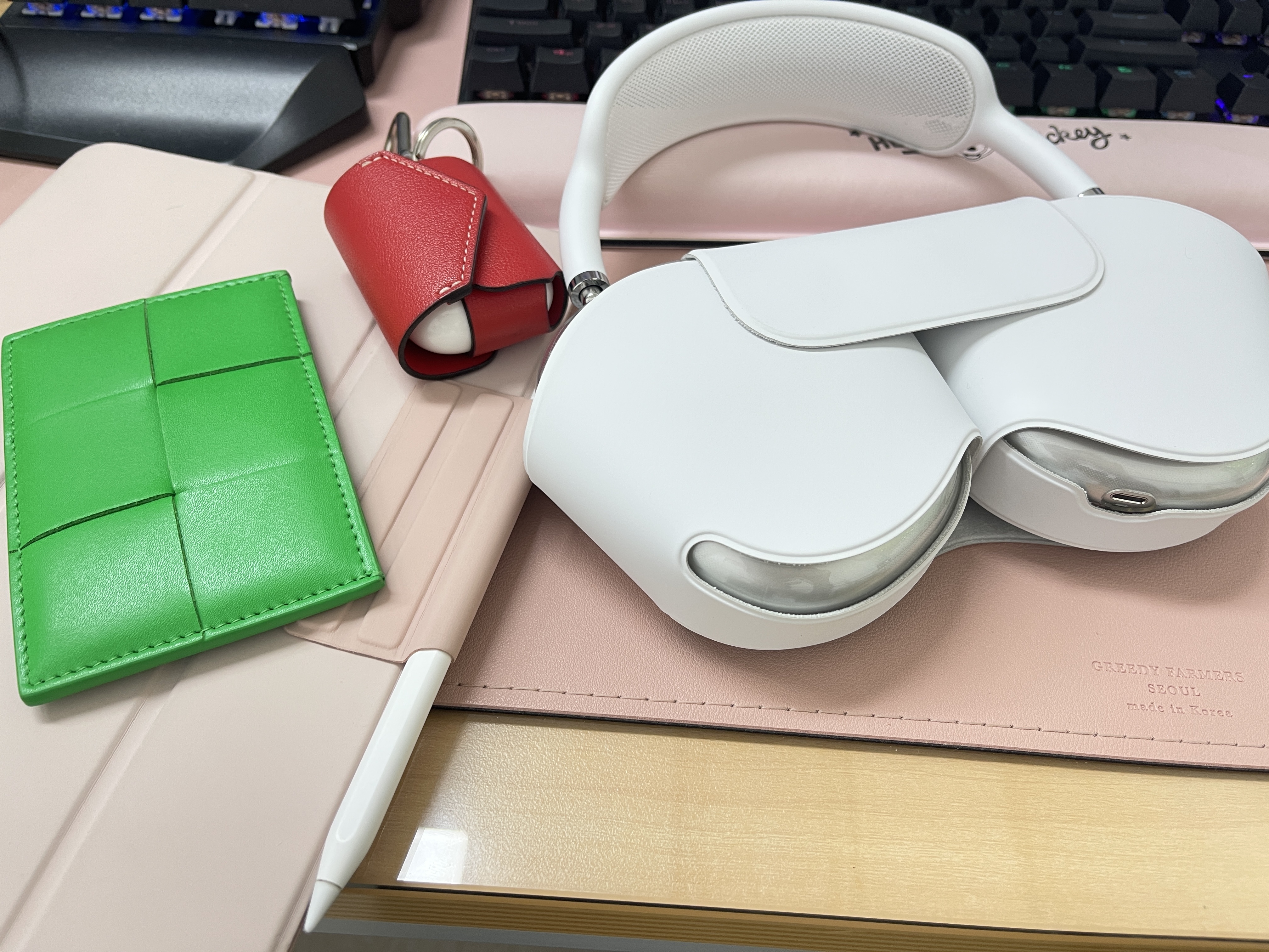 Bottega Veneta Credit Card Case Calfskin Parakeet, Apple AirPods Max Lightning Silver (Korean Ver.) 착용 스타일 - 1
