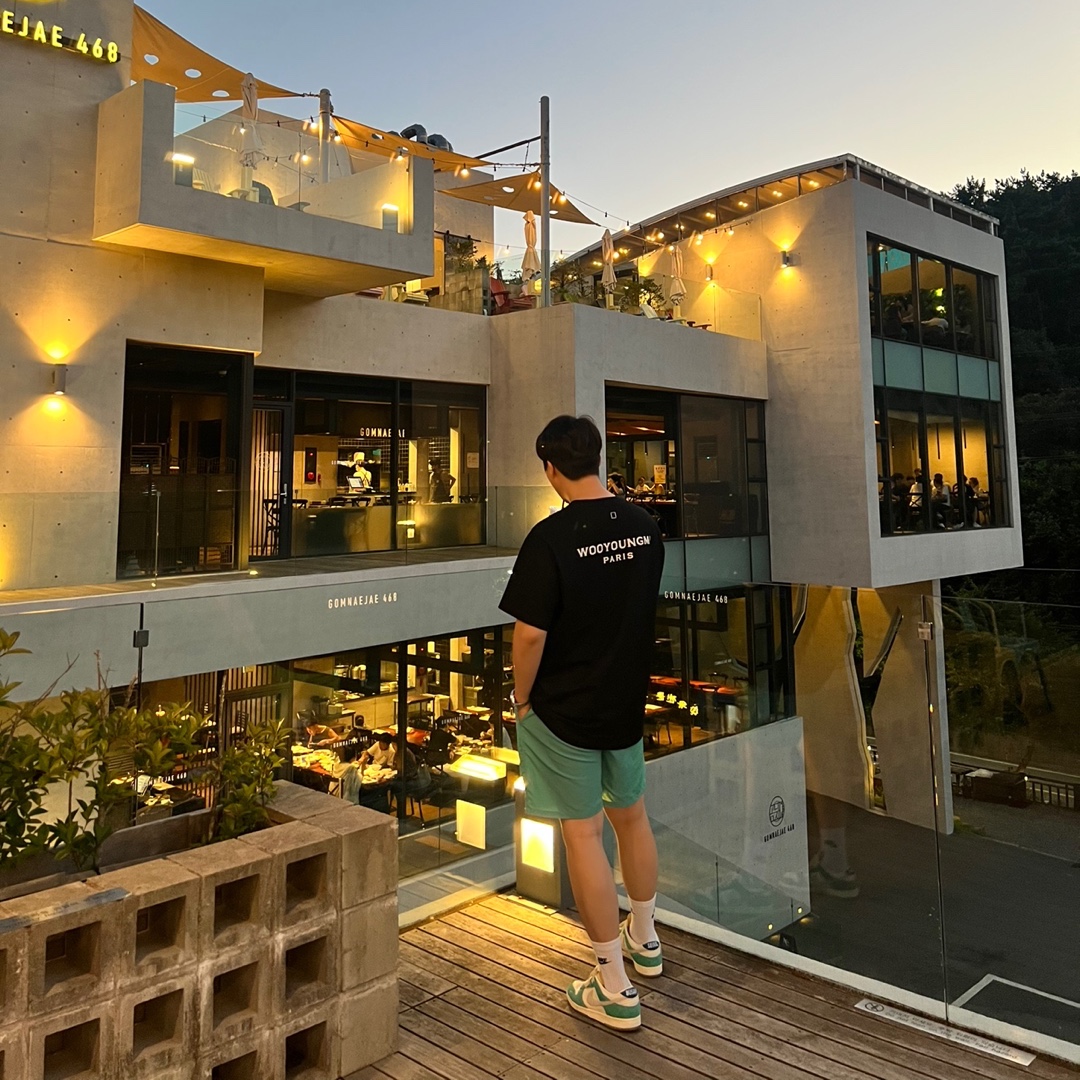 Nike x Kasina Dunk Low Road Sign - Kasina Exclusive, Wooyoungmi White Back Logo T-Shirt Black - 22FW 착용 스타일