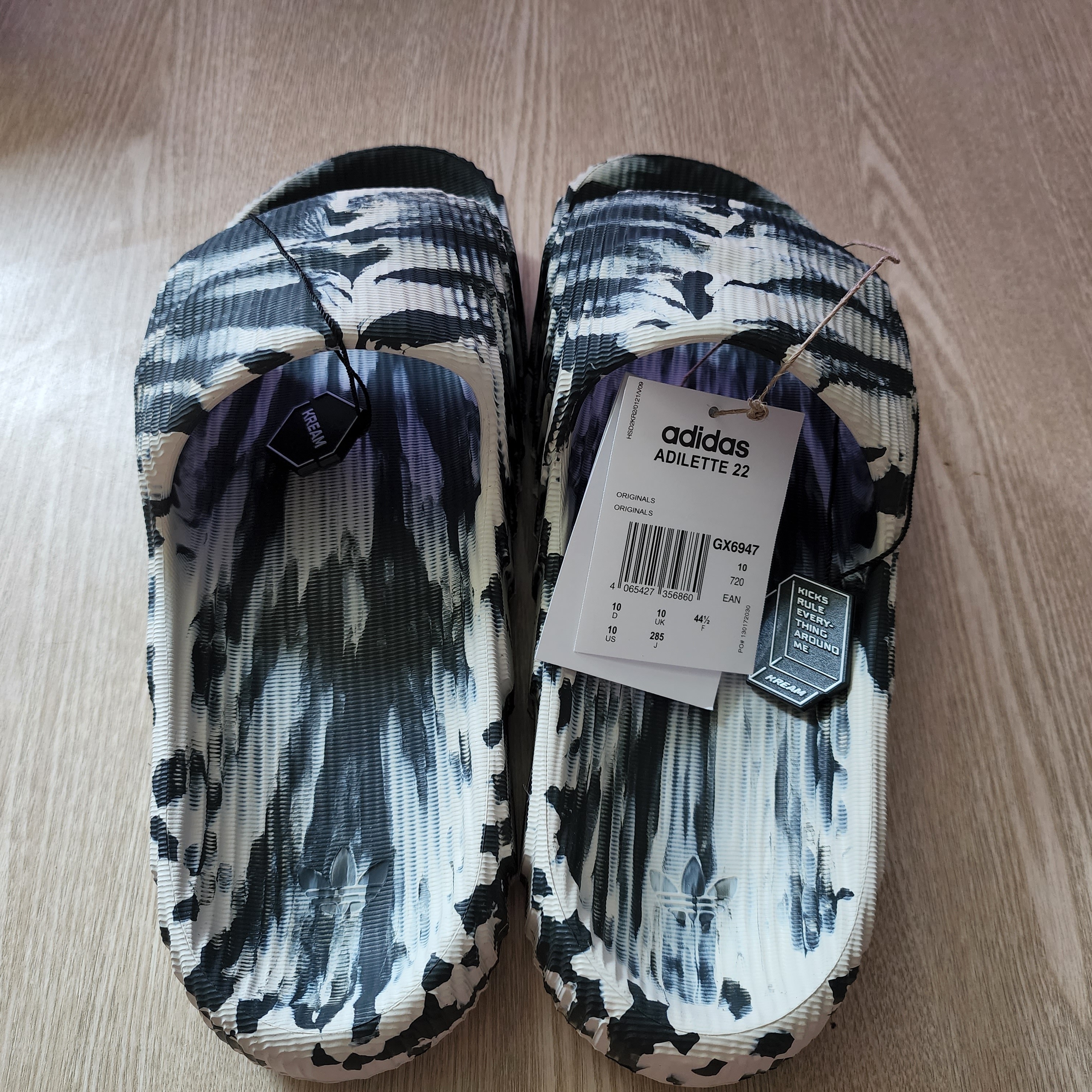 Adidas Adilette 22 Carbon Aluminium 착용 스타일 - 2
