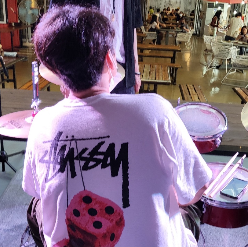 Stussy Fuzzy Dice T-Shirt White 착용 스타일