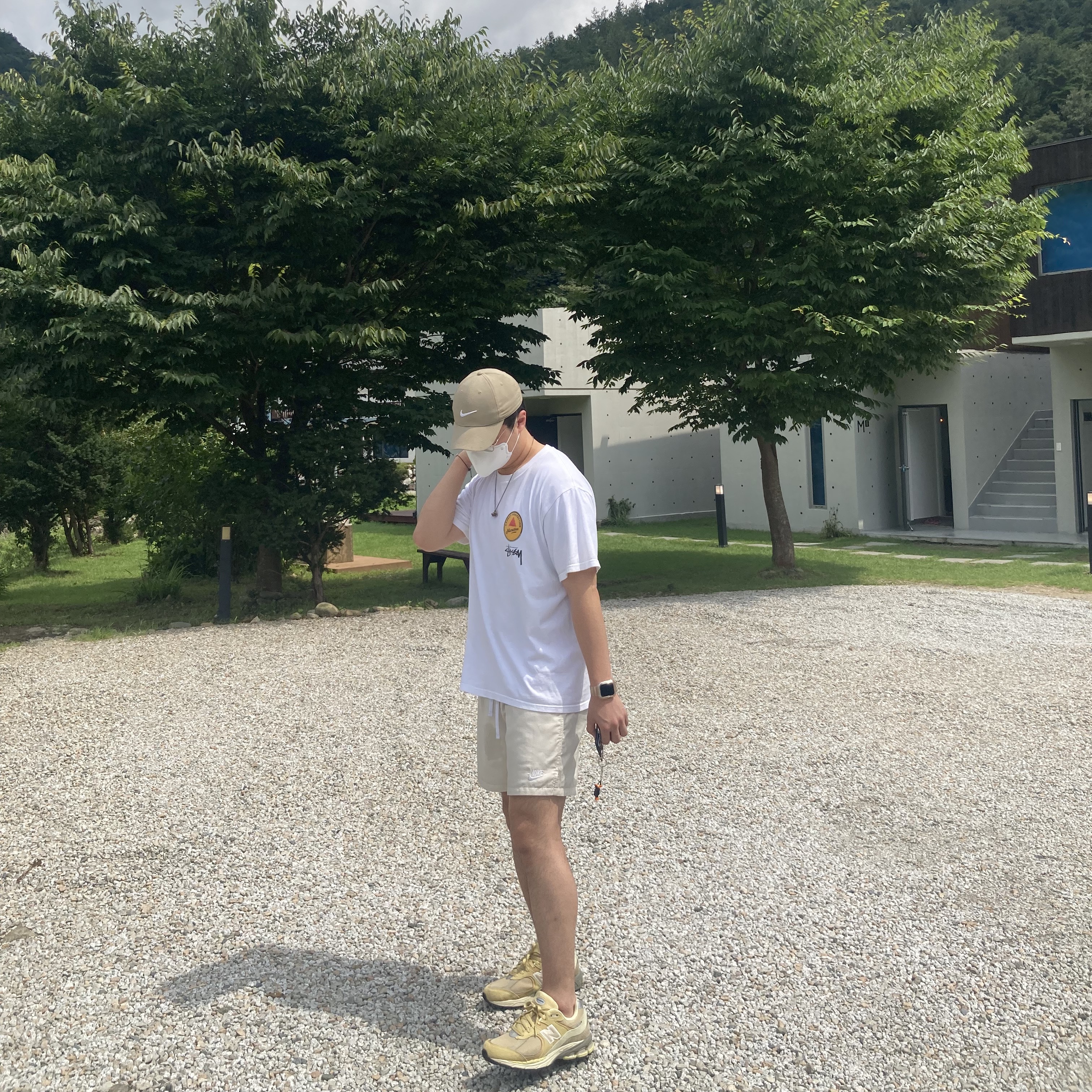 New Balance x Auralee 2002R Yellow Beige 착용 스타일