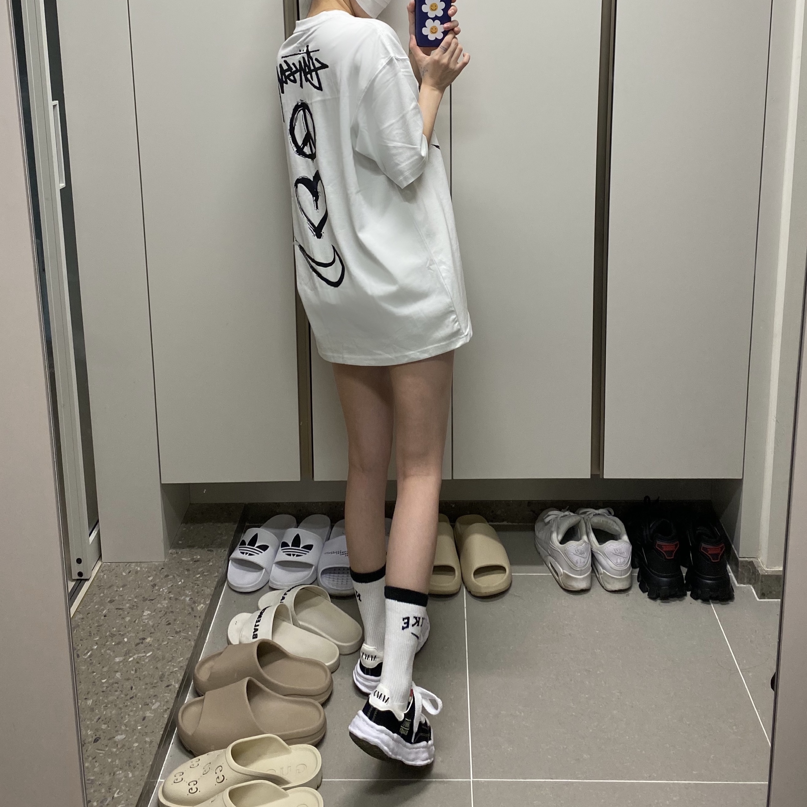 Nike x Stussy NRG RA T-Shirt Summit White (DM4942-121), Maison Mihara Yasuhiro Blakey OG Sole Canvas Low-top Sneakers Black White 착용 스타일 - 1