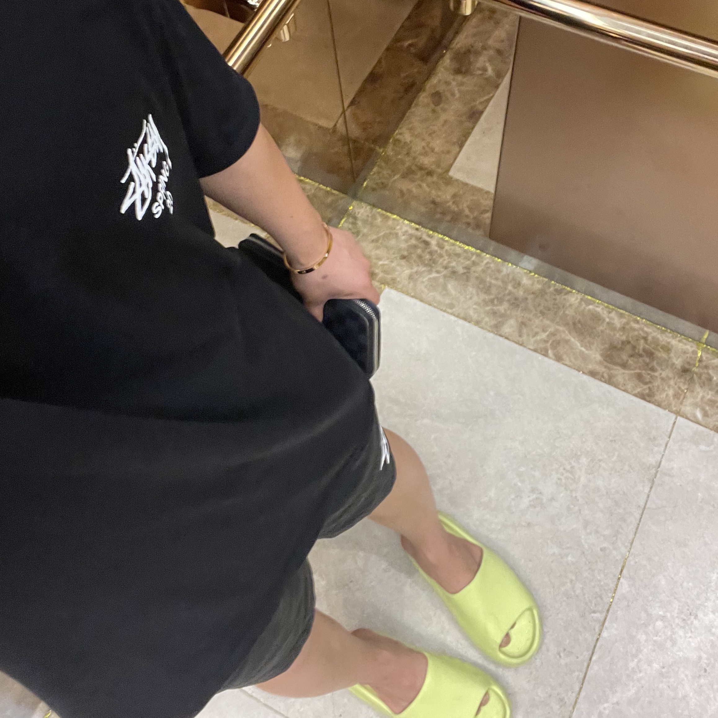 Stussy Bouquet T-Shirt Black, Adidas Yeezy Slide Glow Green 2022/2023 착용 스타일